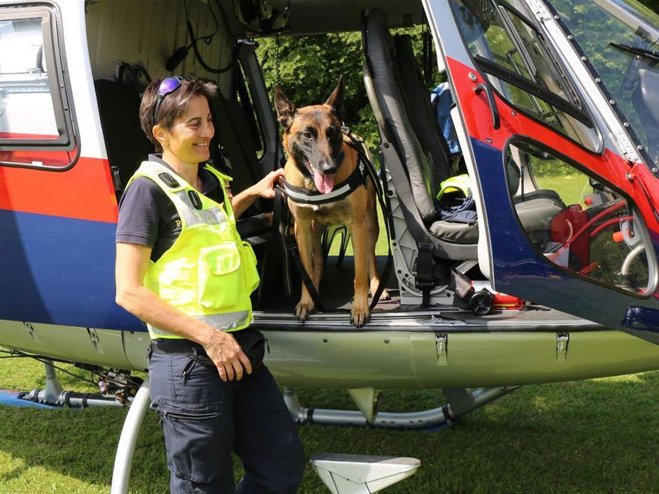 Diensthund und BEamte müssen sich erst an den Hubschrauber gewöhnen.