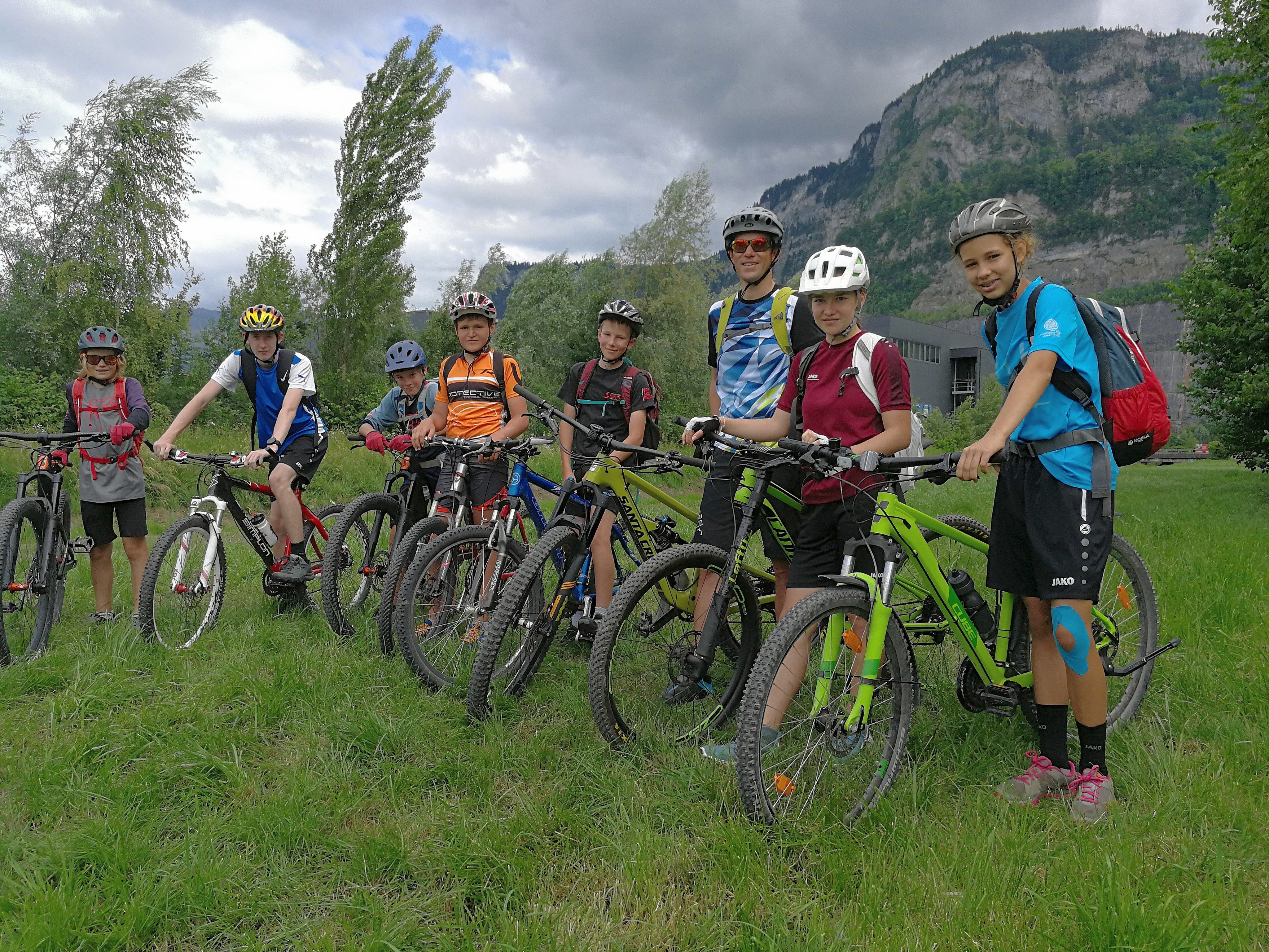 Der Nachwuchs des Sportclubs Egg kam mit seinem Trainer von Egg bereits mit dem Fahrrad angereist! Der Nachwuchs des Sportclubs Egg kam mit seinem Trainer von Egg bereits mit dem Fahrrad angereist!