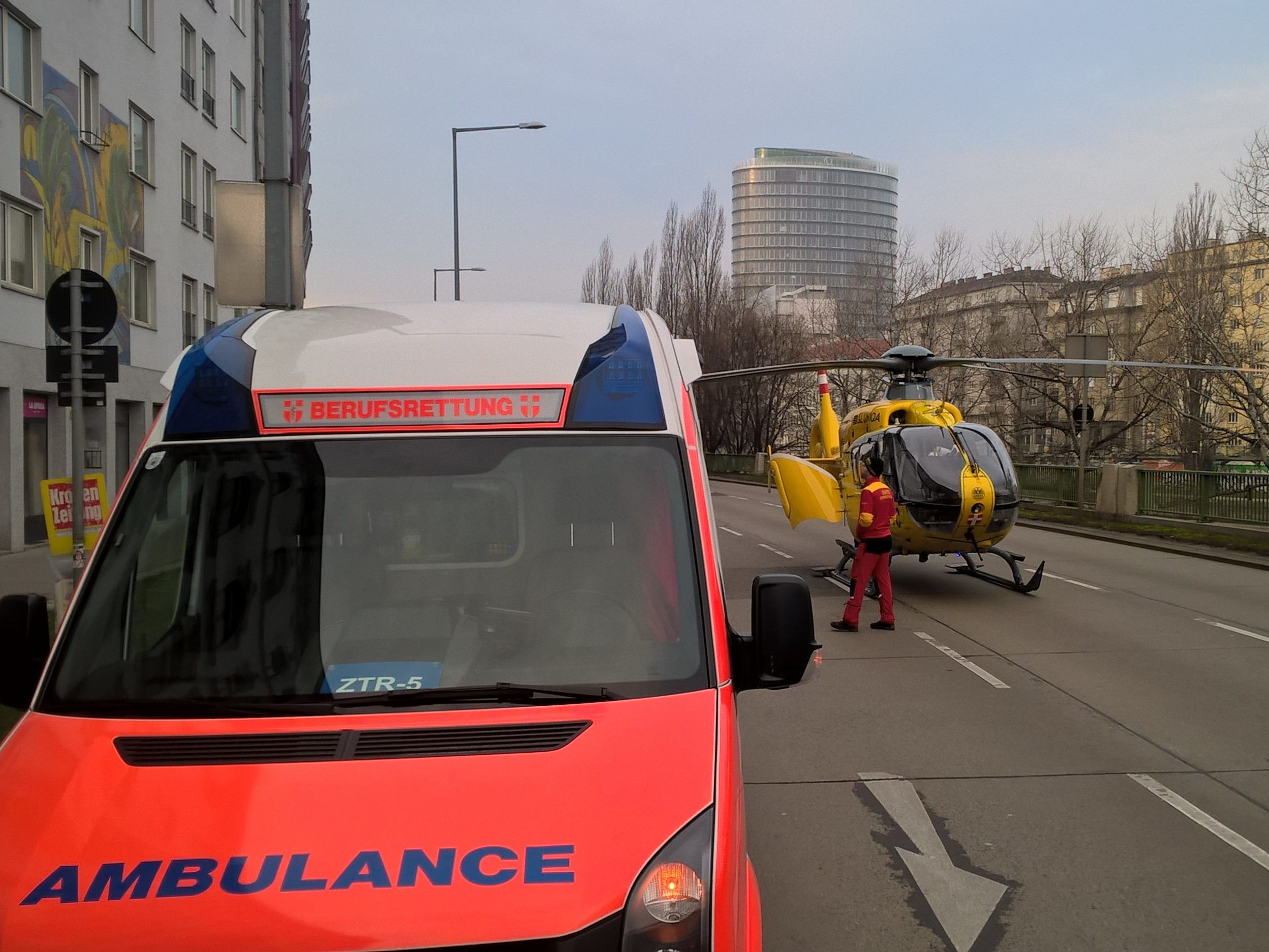 Ein Rettungshubschrauber stand im Einsatz. Ein Rettungshubschrauber stand im Einsatz.