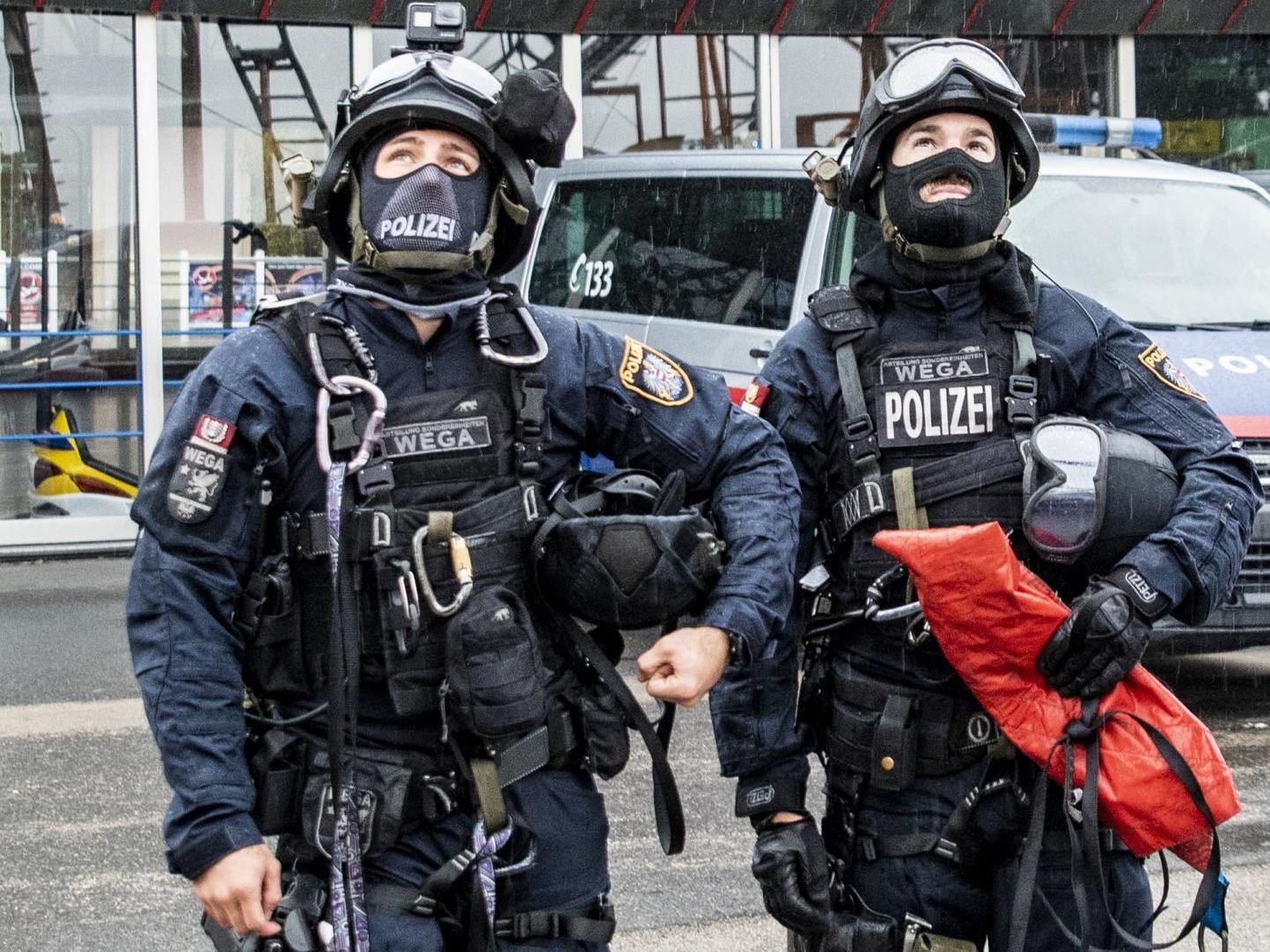 Die WEGA rettete die Jugendlichen von dem Baukran. Die WEGA rettete die Jugendlichen von dem Baukran.