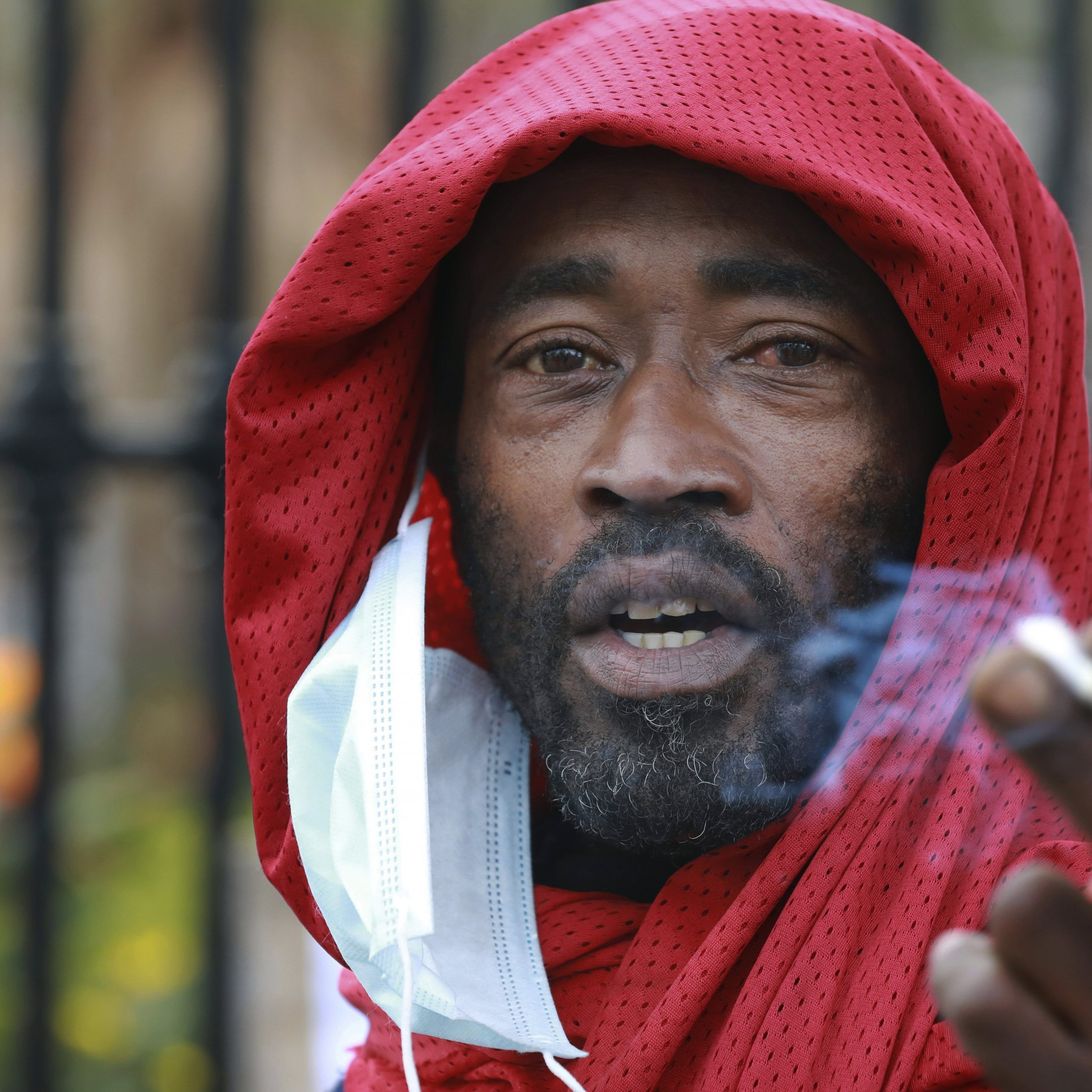 Ein südafrikanischer Raucher protestiert mit einer Zigarette in der Hand gegen den Tabak-Bann der Regierung.