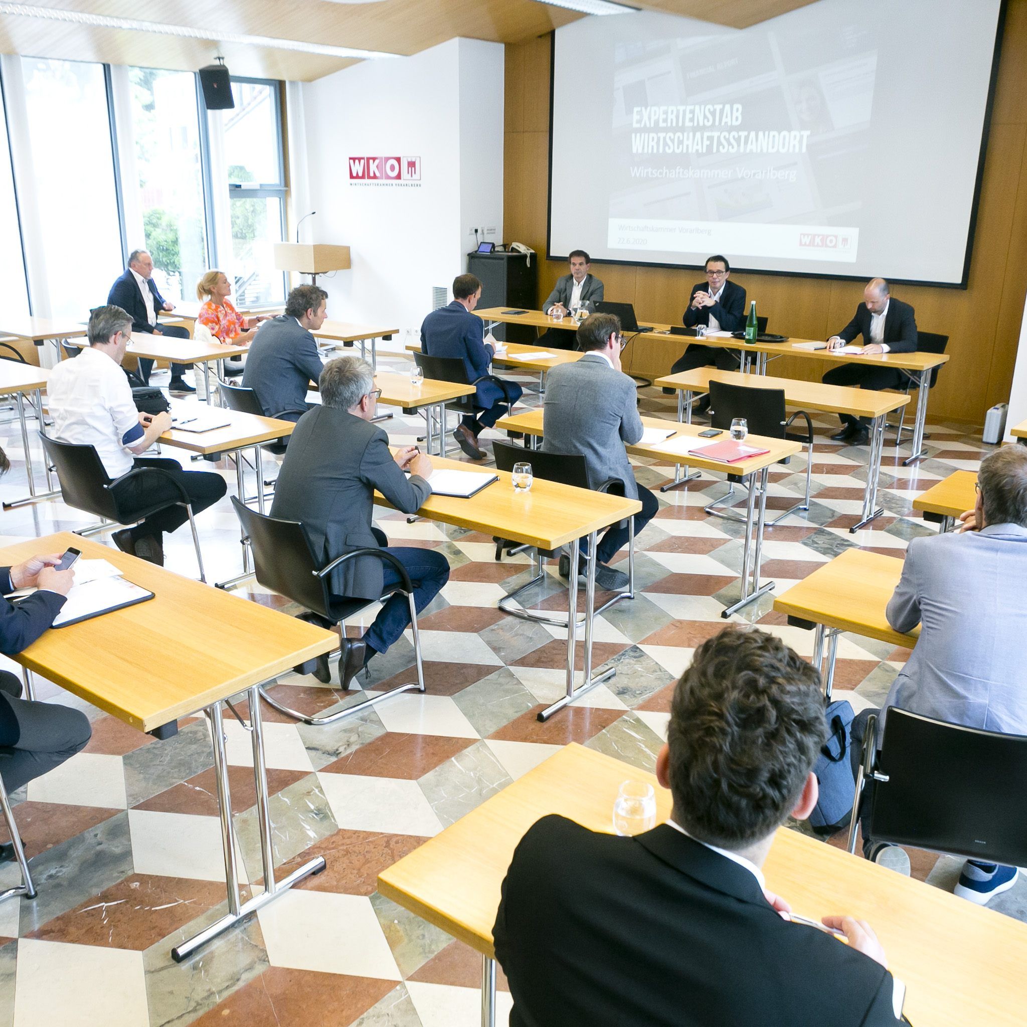 Sozialpartner und Fachleute aus dem Ausbildungs- und Arbeitsmarktbereich berat-schlagten am Montag im neu geschaffenen Stab der Wirtschaft