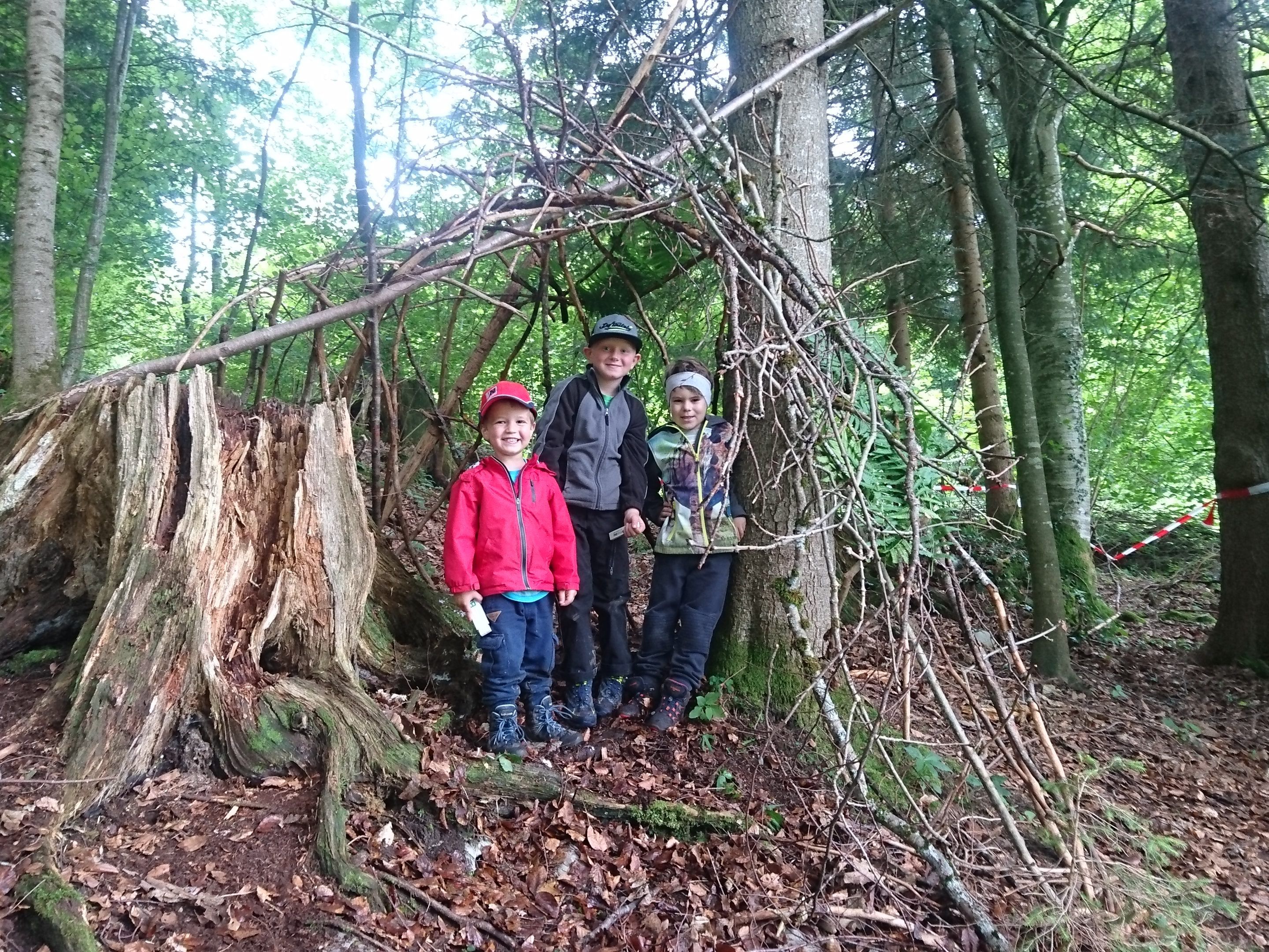Die Kinder setzten im Wald ihre tollen und kreativen Ideen um. Die Kinder setzten im Wald ihre tollen und kreativen Ideen um.