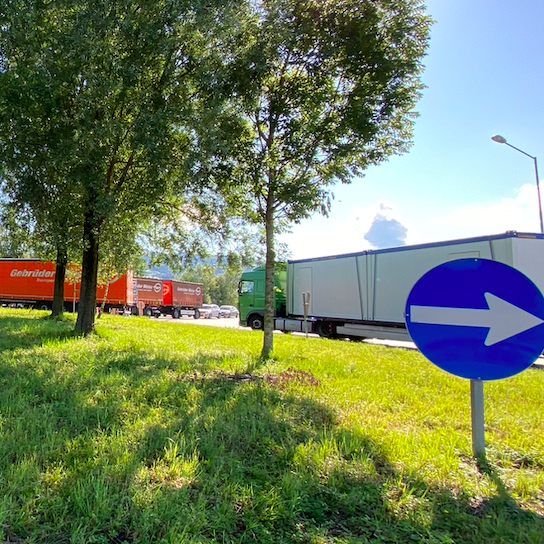 "Uns ist es wichtig, dass unsere heimischen Betriebe bei der Vergabe von Aufträgen aus Steuergeld noch stärker berücksichtigt und vorrangig behandelt werden.