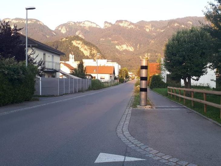 Die neue "Blitzersäule" in der Emser Nibelungenstraße.