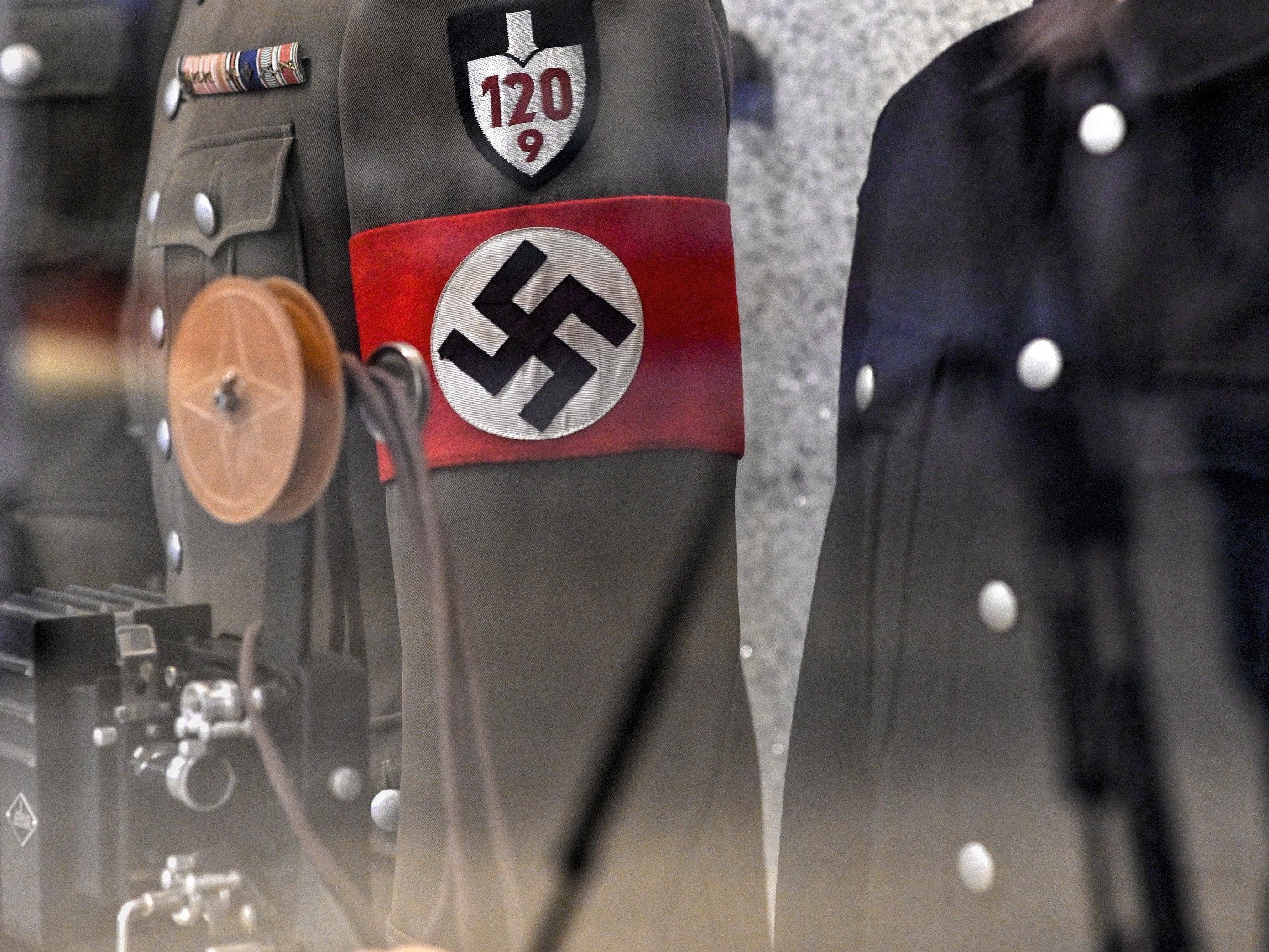 Besondere Kritik erhielt das HGM für seinen Umgang mit der NS-Zeit. Besondere Kritik erhielt das HGM für seinen Umgang mit der NS-Zeit.