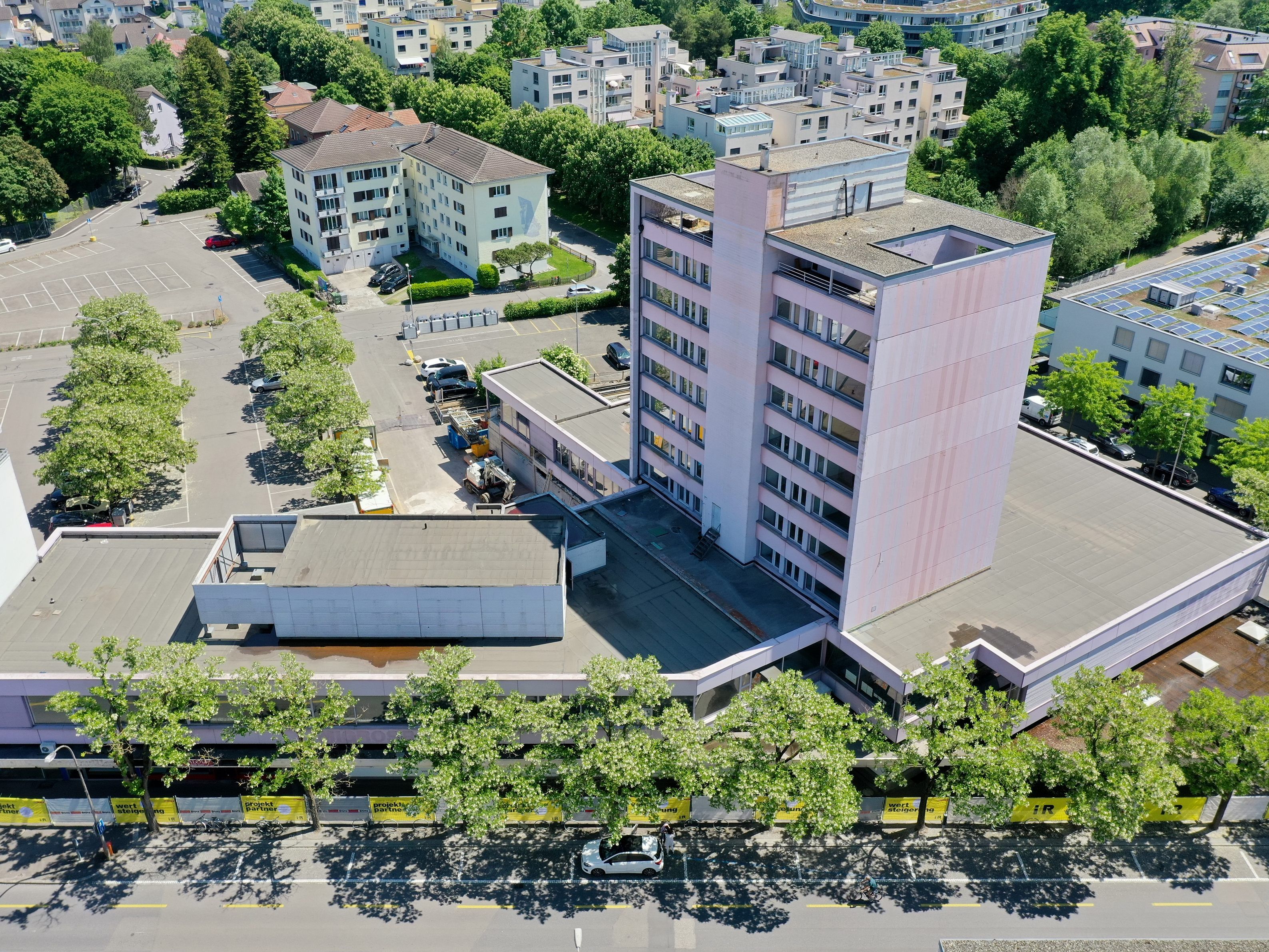 Nach gut zehn Jahren Leerstand wird die Immobilie von i+R entkernt, umgebaut und von Grund auf saniert. Nach gut zehn Jahren Leerstand wird die Immobilie von i+R entkernt, umgebaut und von Grund auf saniert.