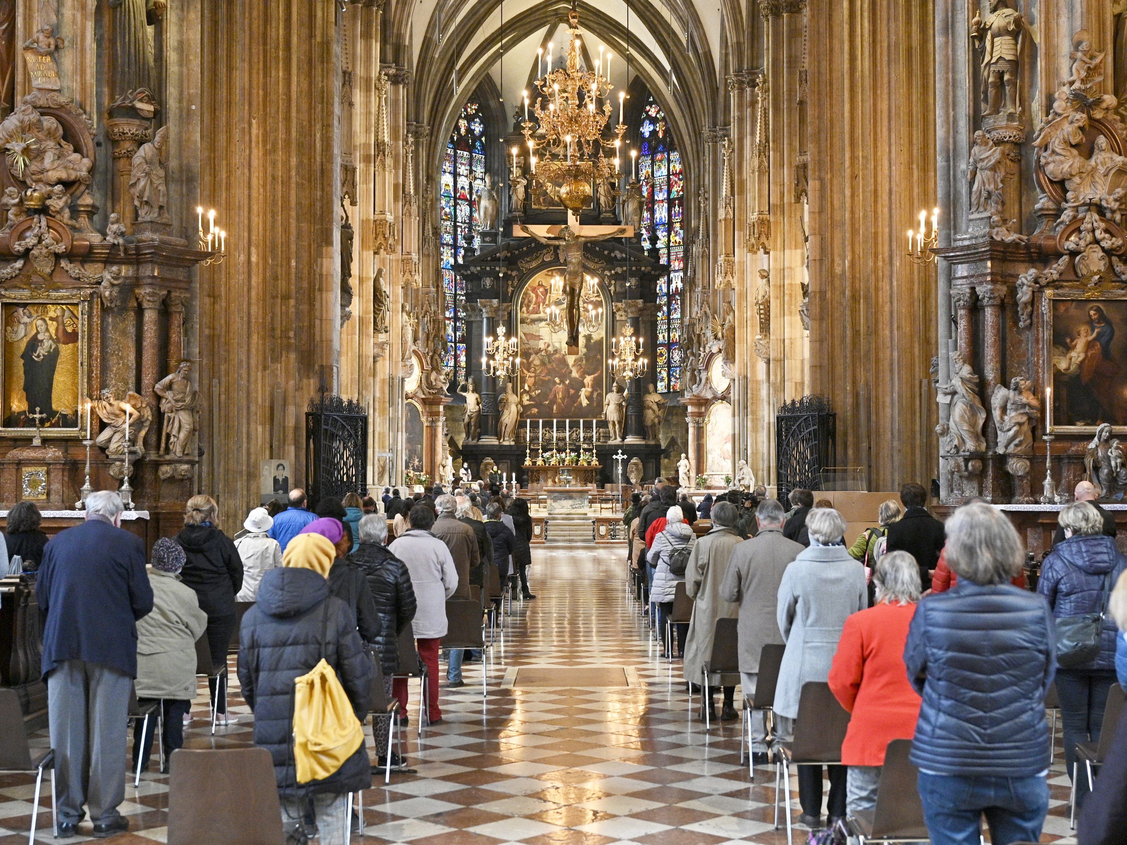 Nur noch wenige Menschen finden den Weg in den Gottesdienst.