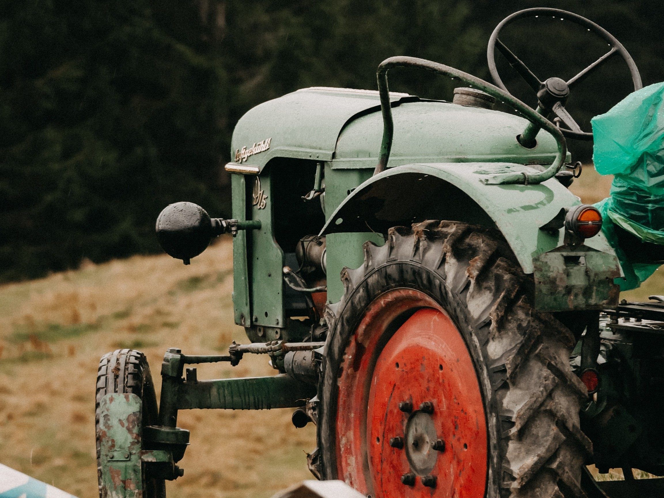 Der Landwirt wurde verletzt ins Krankenhaus eingeliefert. Der Landwirt wurde verletzt ins Krankenhaus eingeliefert.