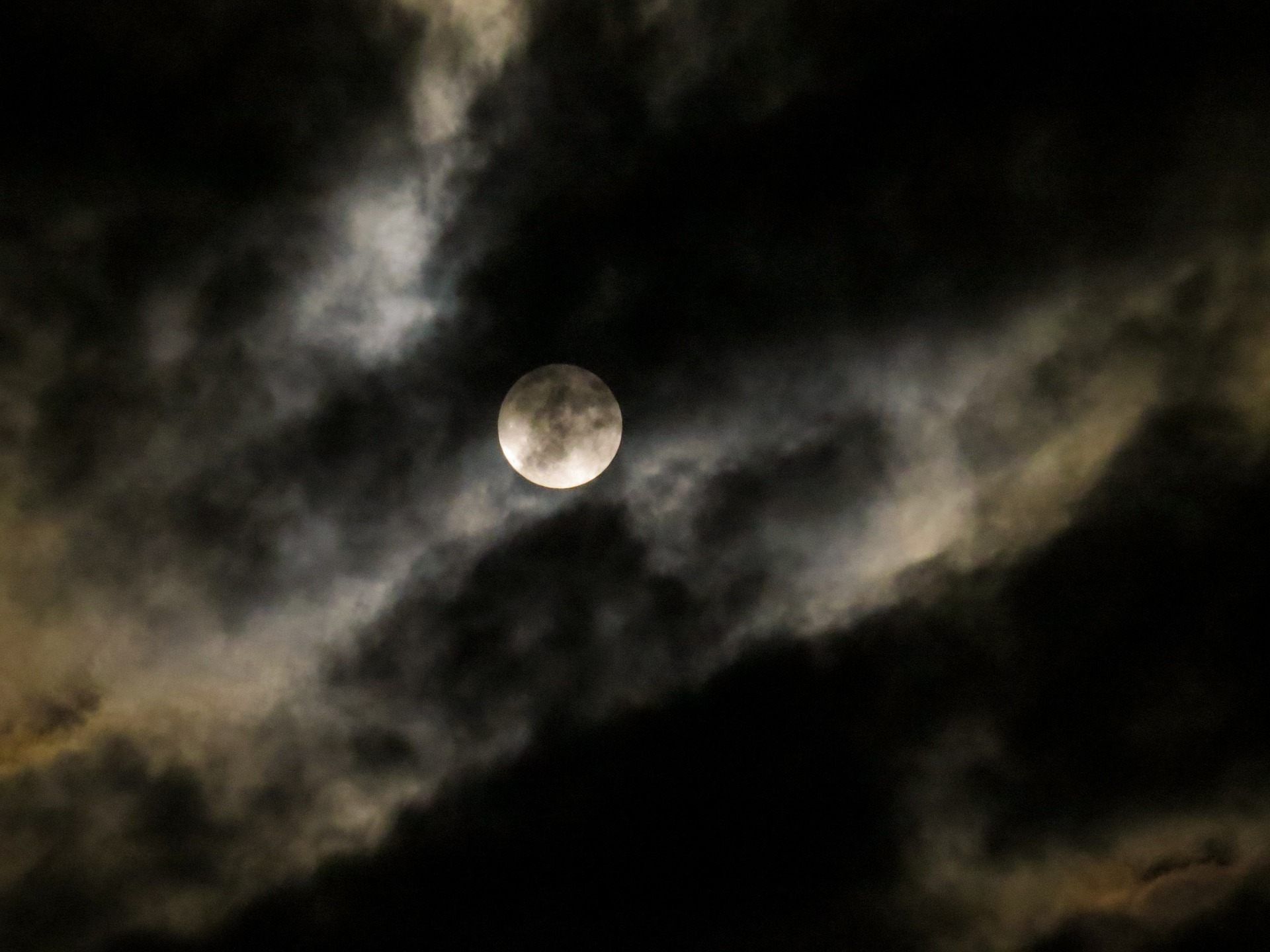 Anders als hier: Die Mondfinsternis am Freitag ist mit freiem Auge nicht zu sehen Anders als hier: Die Mondfinsternis am Freitag ist mit freiem Auge nicht zu sehen