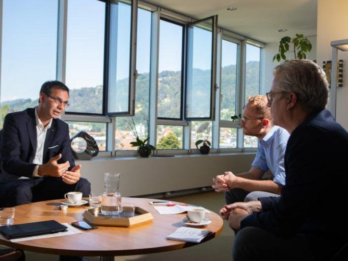 Markus Wallner im Gespräch mit NEUE-Chefredakteur Sebastian Rauch und CR-Stellvertreter Jörg Stadler Markus Wallner im Gespräch mit NEUE-Chefredakteur Sebastian Rauch und CR-Stellvertreter Jörg Stadler