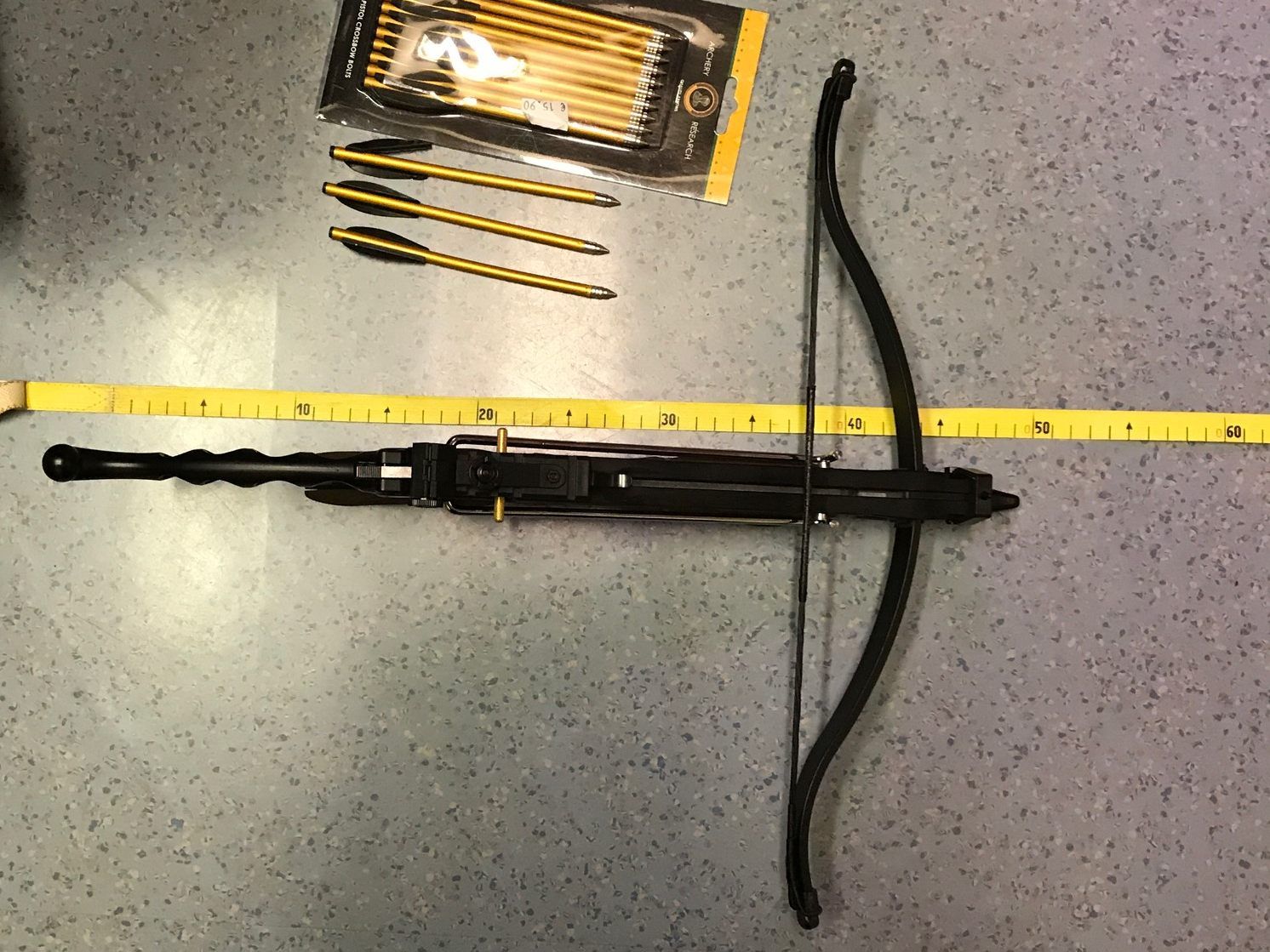 Die Armbrust wurde von den Polizisten sichergestellt.