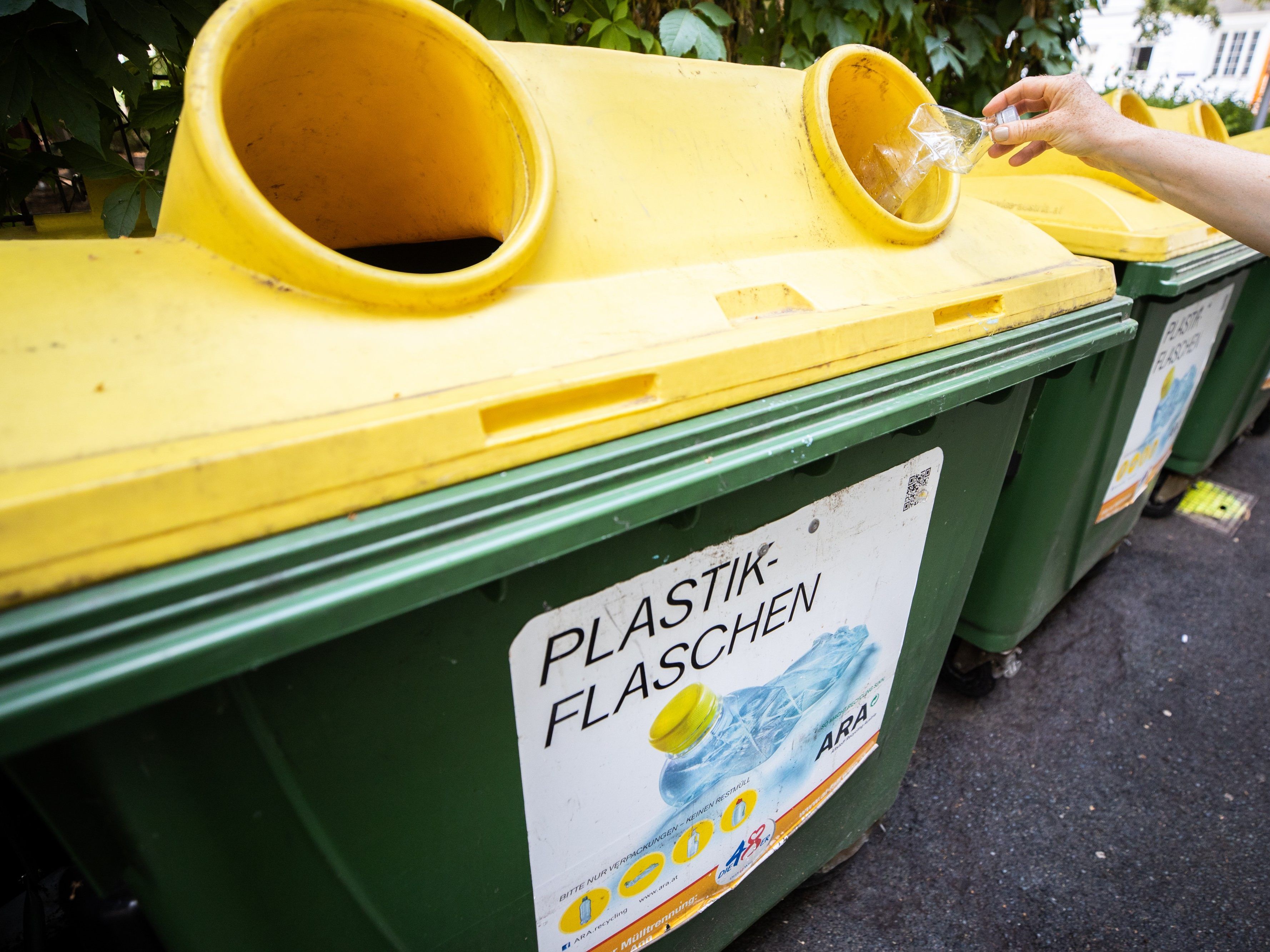 Bisher musste man Plastikflaschen in Recycel-Containern werfen, zukünftig vielleicht in Pfandstationen im Supermarkt. Bisher musste man Plastikflaschen in Recycel-Containern werfen, zukünftig vielleicht in Pfandstationen im Supermarkt.