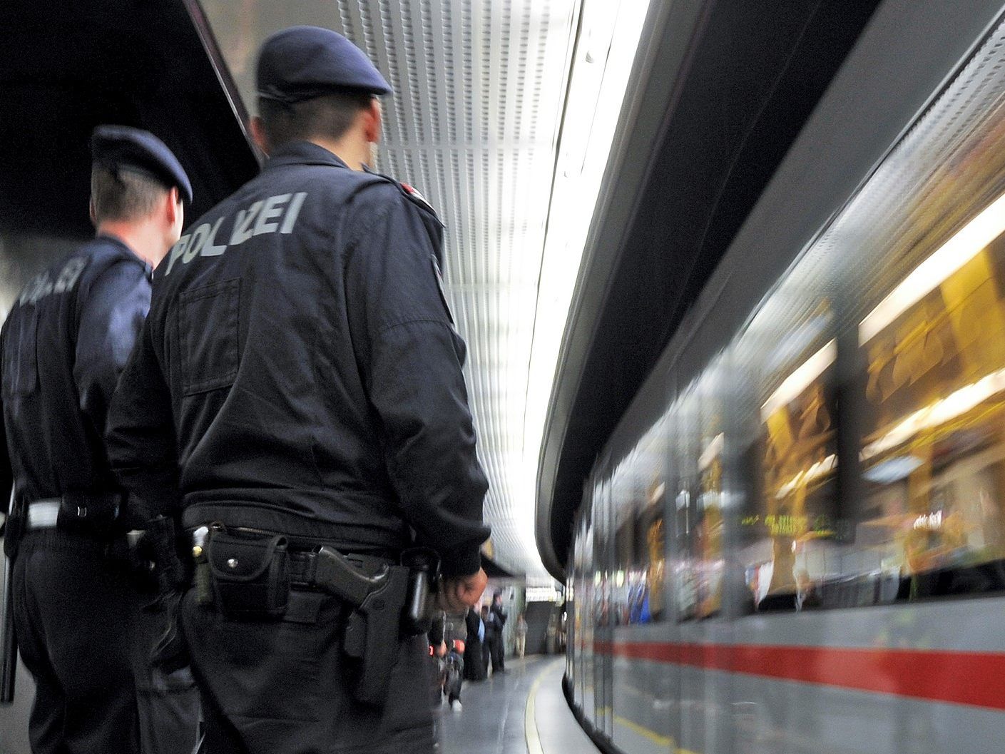 Als Polizisten einen Streit in einer Wiener U-Bahn-Station schlichten wollten, wurden sie selbst zum Opfer von Attacken