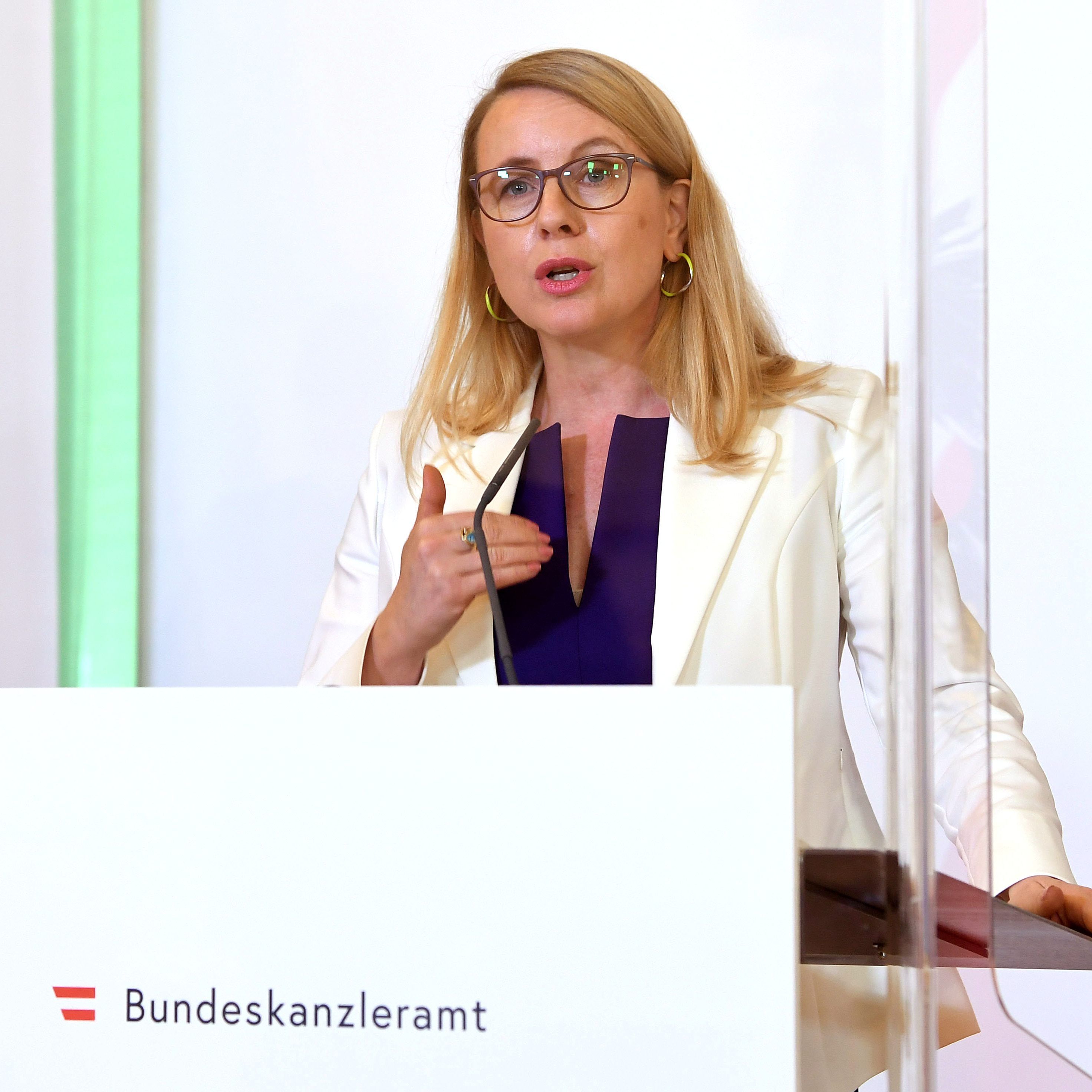 Wirtschaftsministerin Schramböck will sich dem Handelsriesen Amazon entgegenstellen.