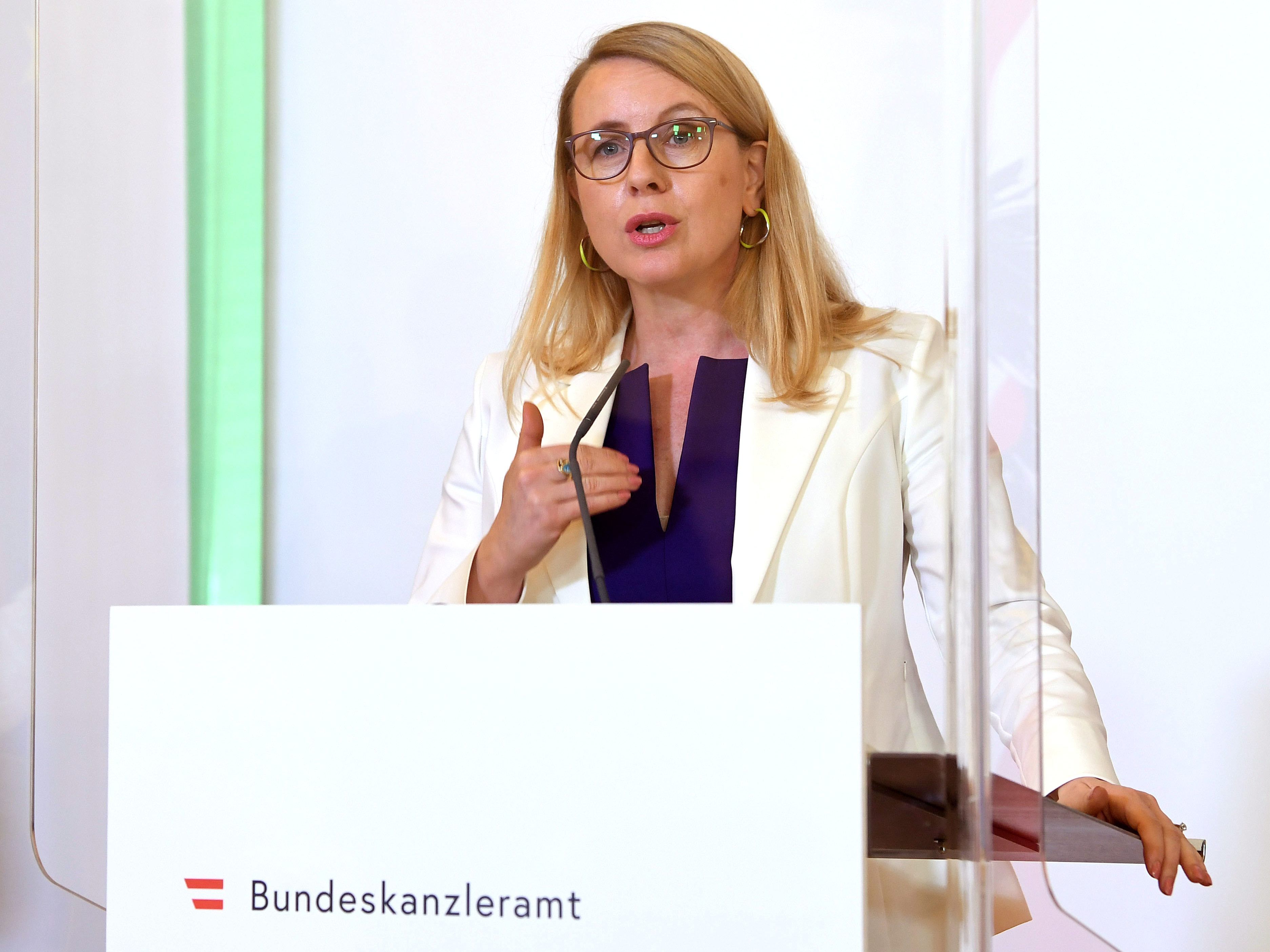 Wirtschaftsministerin Schramböck will sich dem Handelsriesen Amazon entgegenstellen. Wirtschaftsministerin Schramböck will sich dem Handelsriesen Amazon entgegenstellen.