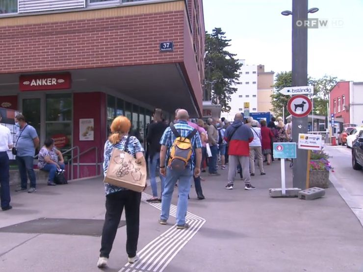 Wegen der Corona-Auflagen bilden sich vor den Spitalseingängen lange Warteschlangen.