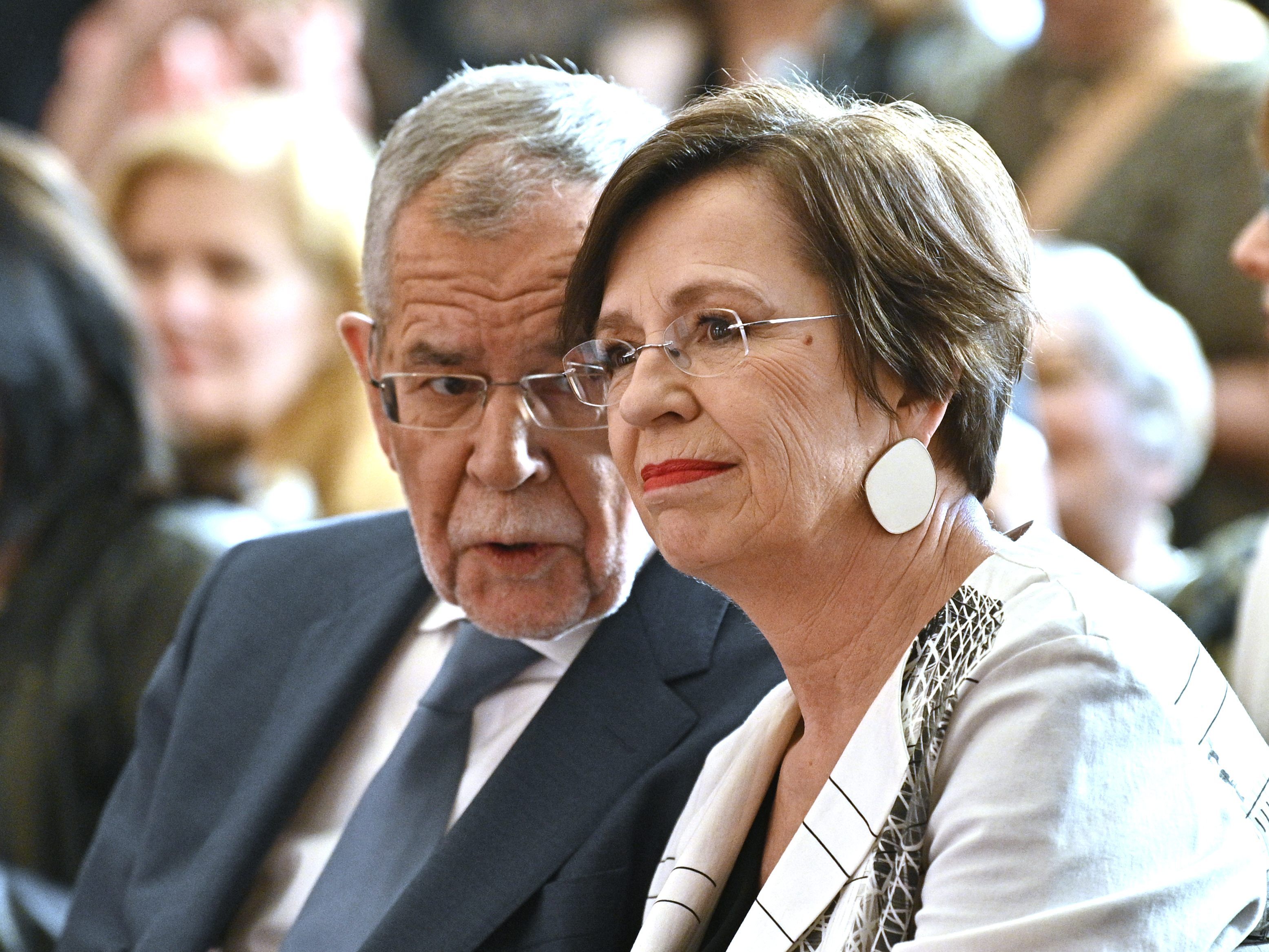 Bundespräsident Alexander Van der Bellen saß mit seiner Lebensgefährtin Doris Schmidauer nach Mitternacht im Schanigarten.
