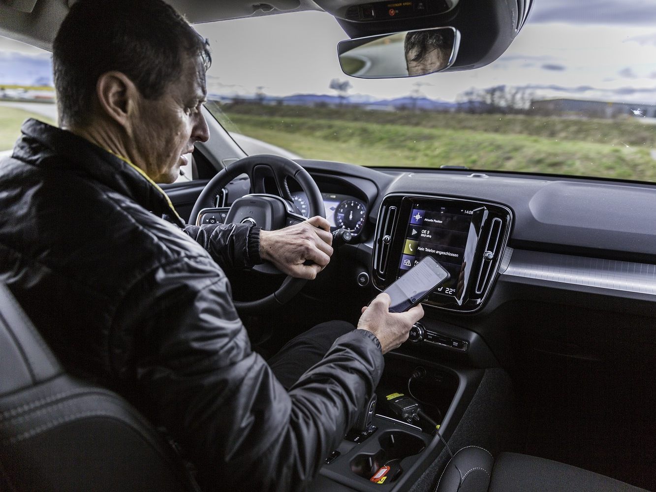 Wer am Steuer mit dem Handy hantiert, erhöht sein Unfallrisiko ganz erheblich Wer am Steuer mit dem Handy hantiert, erhöht sein Unfallrisiko ganz erheblich