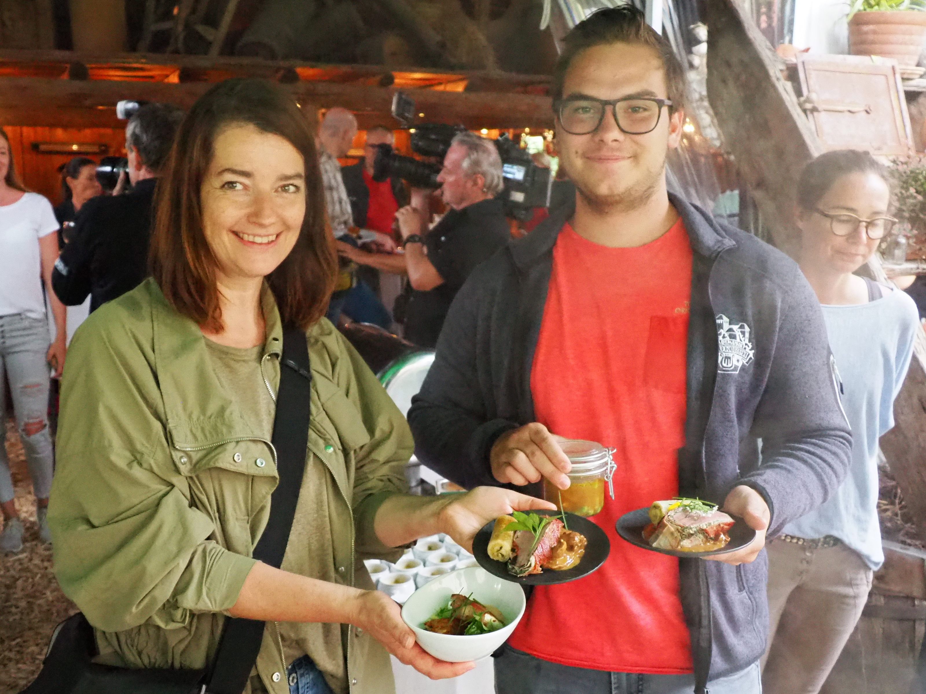Gäste beim Buffet vom Gasthof Mohren Gäste beim Buffet vom Gasthof Mohren