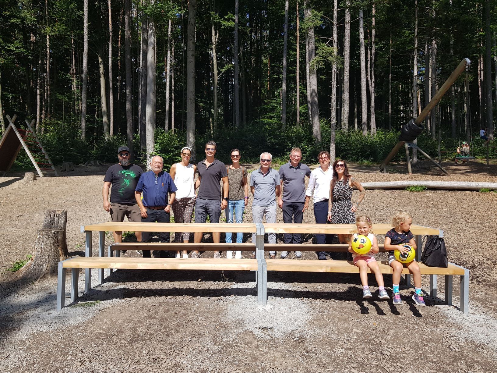 v.l.n.r.: Uwe Marent (Sicherheitsdienst Marent), Wolfgang Burtscher (Wildpark Feldkirch), Sandra, Michael und Claudia Gau (Supergau Versicherungen), Vorstandsdirektor Anton Steinberger (Sparkasse Feldkirch), Jürgen und Doris Albrecht (Spar-Albrecht Tisis) und Linda Peterlunger (Linda’s IceCream) und die Nichten von Linda. v.l.n.r.: Uwe Marent (Sicherheitsdienst Marent), Wolfgang Burtscher (Wildpark Feldkirch), Sandra, Michael und Claudia Gau (Supergau Versicherungen), Vorstandsdirektor Anton Steinberger (Sparkasse Feldkirch), Jürgen und Doris Albrecht (Spar-Albrecht Tisis) und Linda Peterlunger (Linda’s IceCream) und die Nichten von Linda.