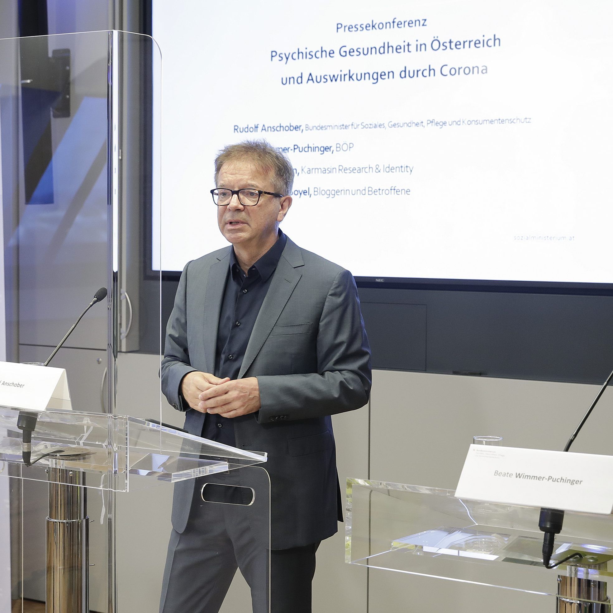 (v.l.) Sophie Karmasin (Karmasin Research & Identity), Gesundheitsminister Rudolf Anschober (Grüne) und BÖP-Präsidentin Beate Wimmer-Puchinger am Mittwoch, 1. Juli 2020, anlässlich einer Pressekonferenz zum Thema "Psychische Gesundheit in Österreich und Auswirkungen durch Corona" in Wien