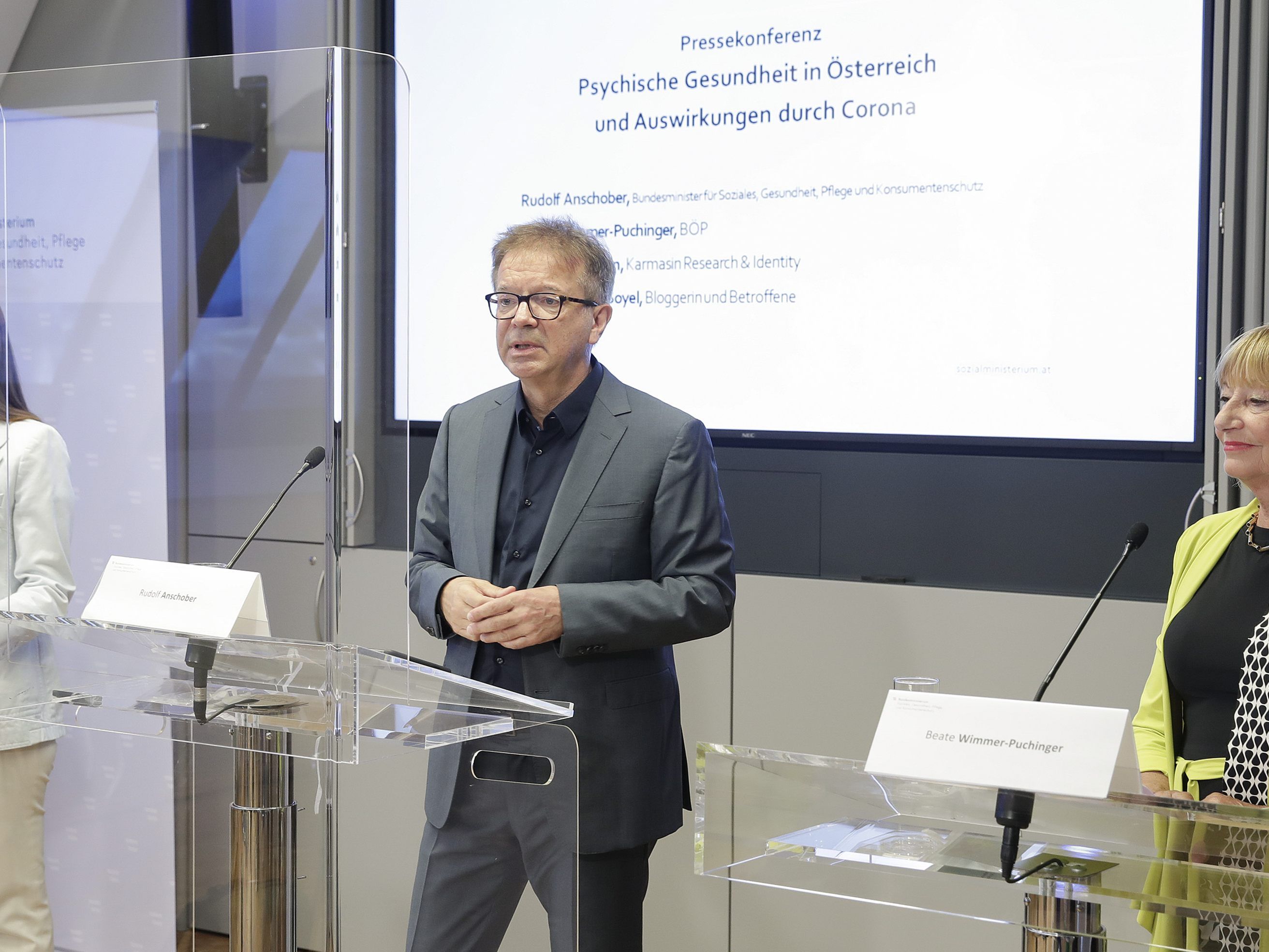 (v.l.) Sophie Karmasin (Karmasin Research & Identity), Gesundheitsminister Rudolf Anschober (Grüne) und BÖP-Präsidentin Beate Wimmer-Puchinger am Mittwoch, 1. Juli 2020, anlässlich einer Pressekonferenz zum Thema "Psychische Gesundheit in Österreich und Auswirkungen durch Corona" in Wien