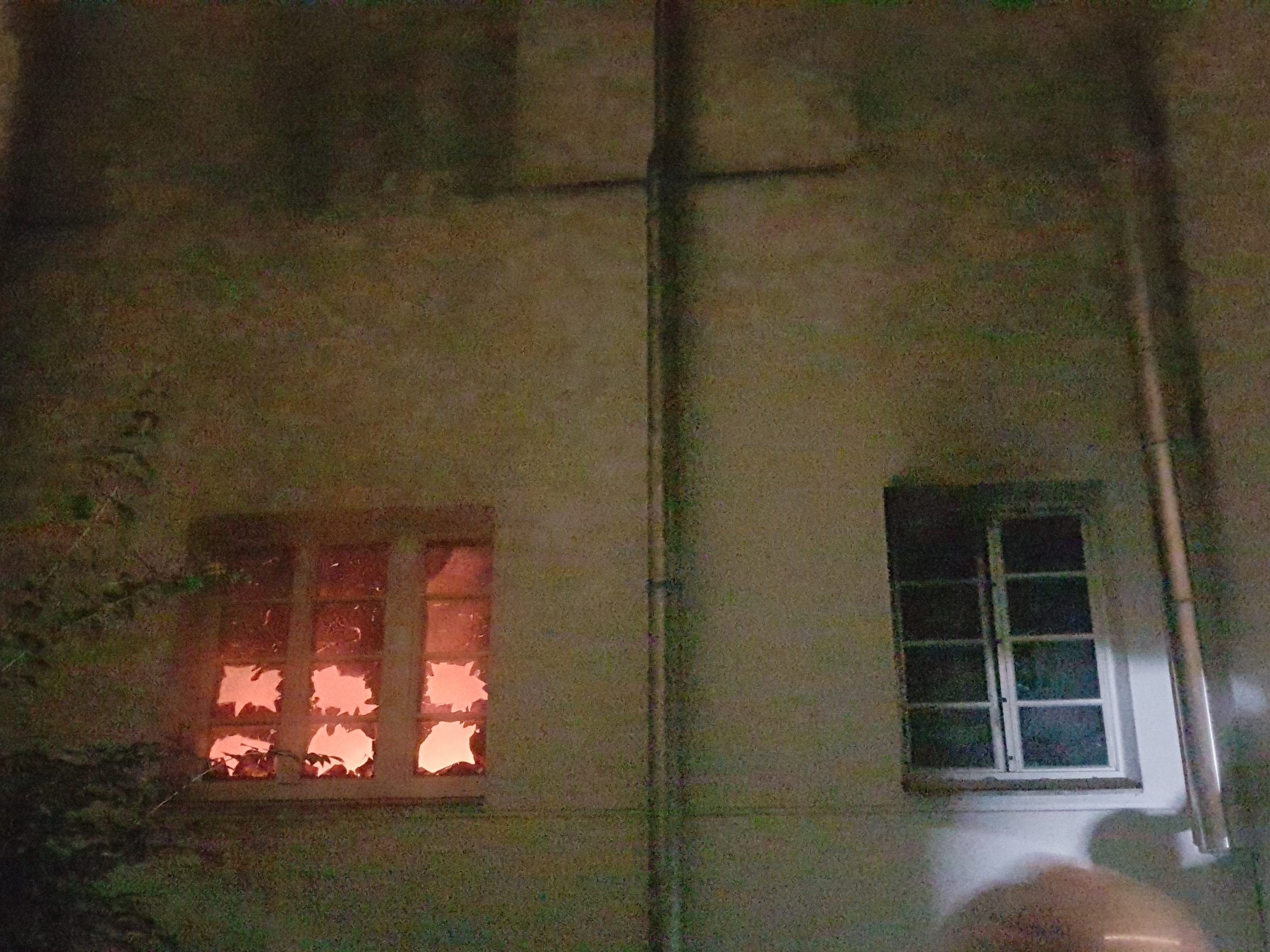 In Wien-Landstraße wurde ein verletzter Mann von einem Nachbarn vor den Flammen gerettet. In Wien-Landstraße wurde ein verletzter Mann von einem Nachbarn vor den Flammen gerettet.