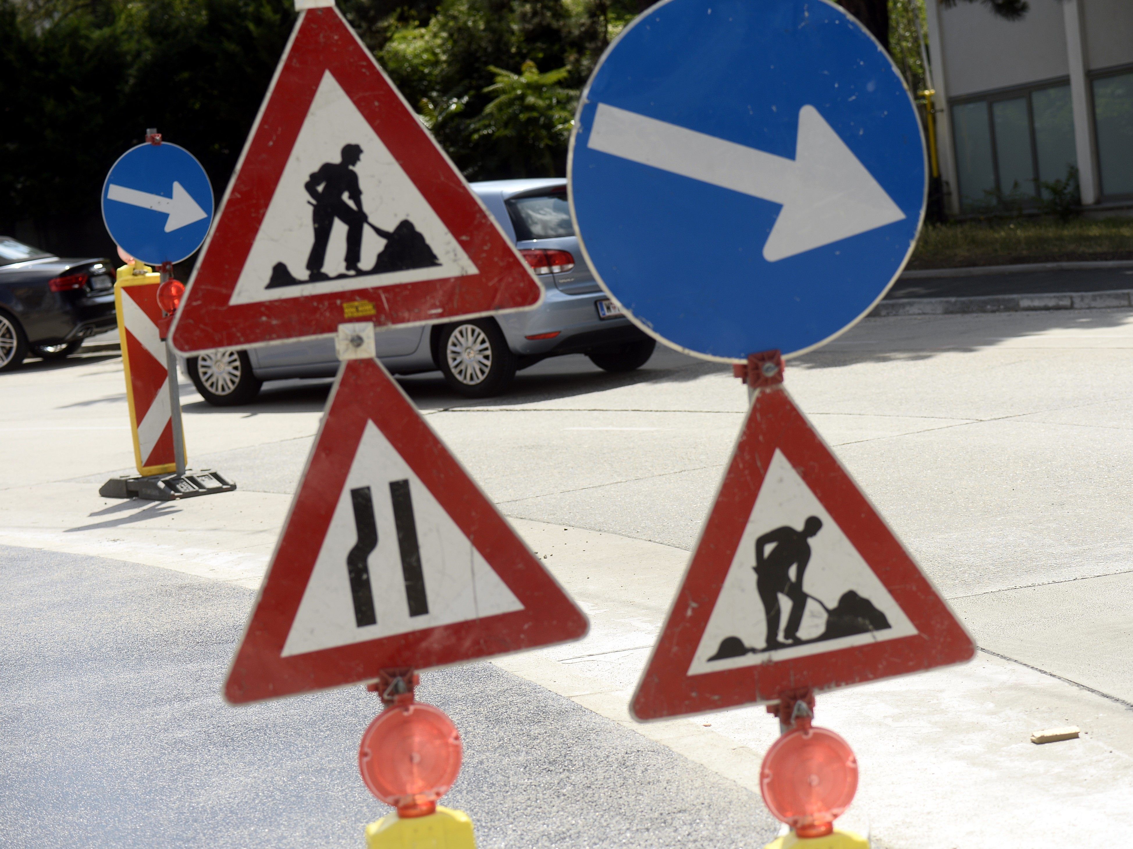 Ein Fahrstreifen wird während der Bauarbeiten freigehalten.