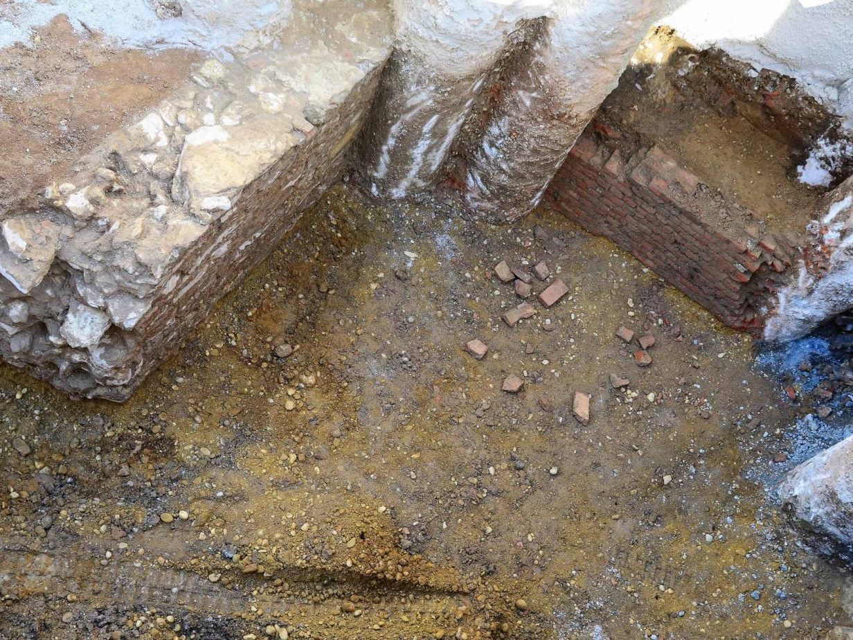 Funde aus der Bronzezeit, römische Brunnen und Wirtshaus-Reste bereits entdeckt. Funde aus der Bronzezeit, römische Brunnen und Wirtshaus-Reste bereits entdeckt.