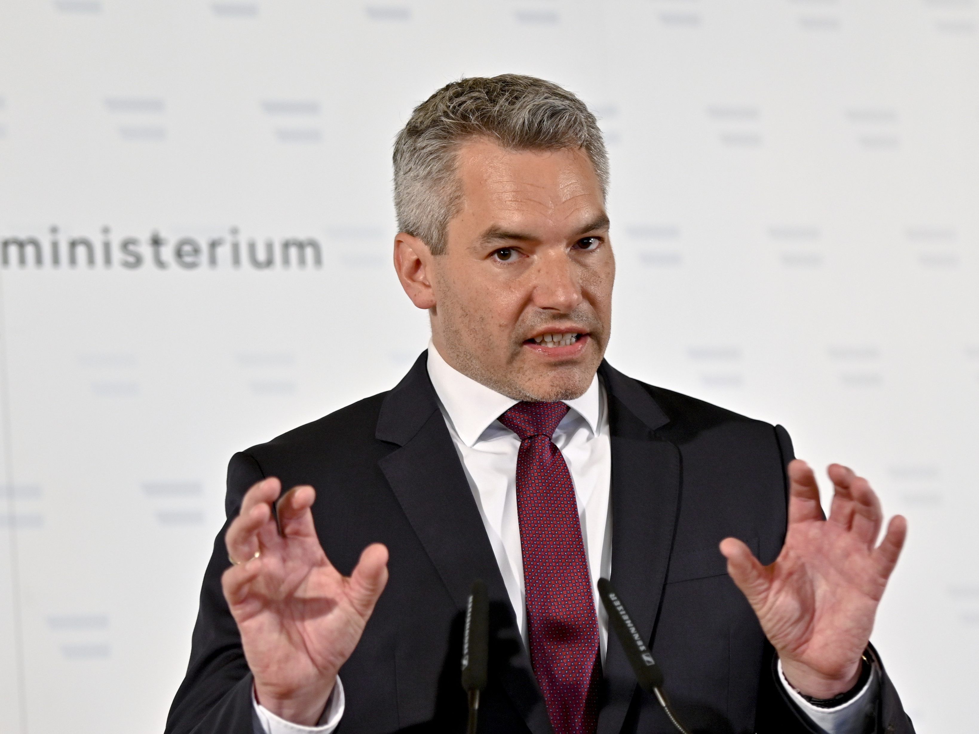 Nehammer vermutet hinter den Demo-Ausschreitungen in Wien den Einfluss der Türkei. Nehammer vermutet hinter den Demo-Ausschreitungen in Wien den Einfluss der Türkei.