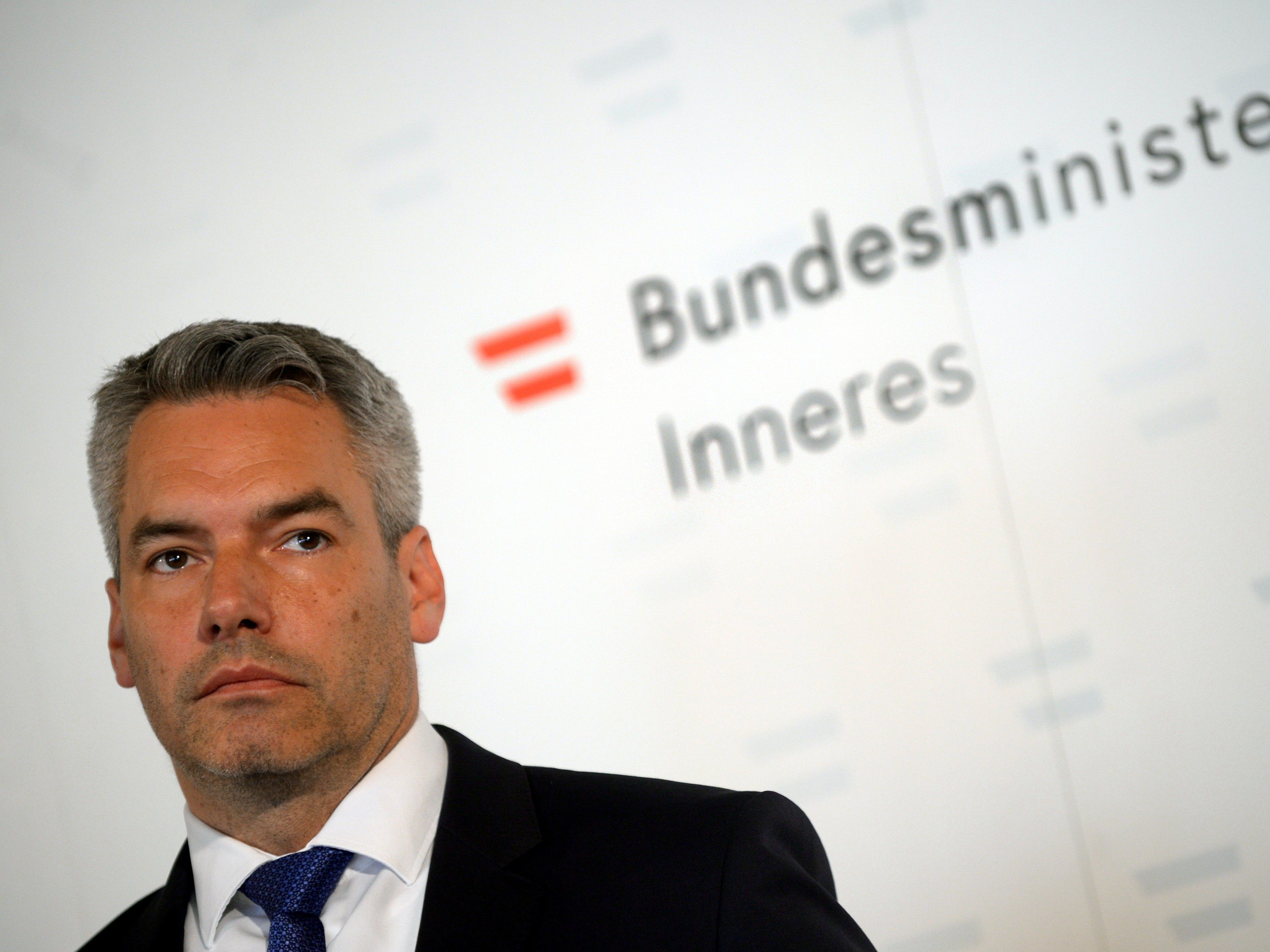 Die Grünen stellen eine parlamentarische Anfrage an den Innenminister. Die Grünen stellen eine parlamentarische Anfrage an den Innenminister.