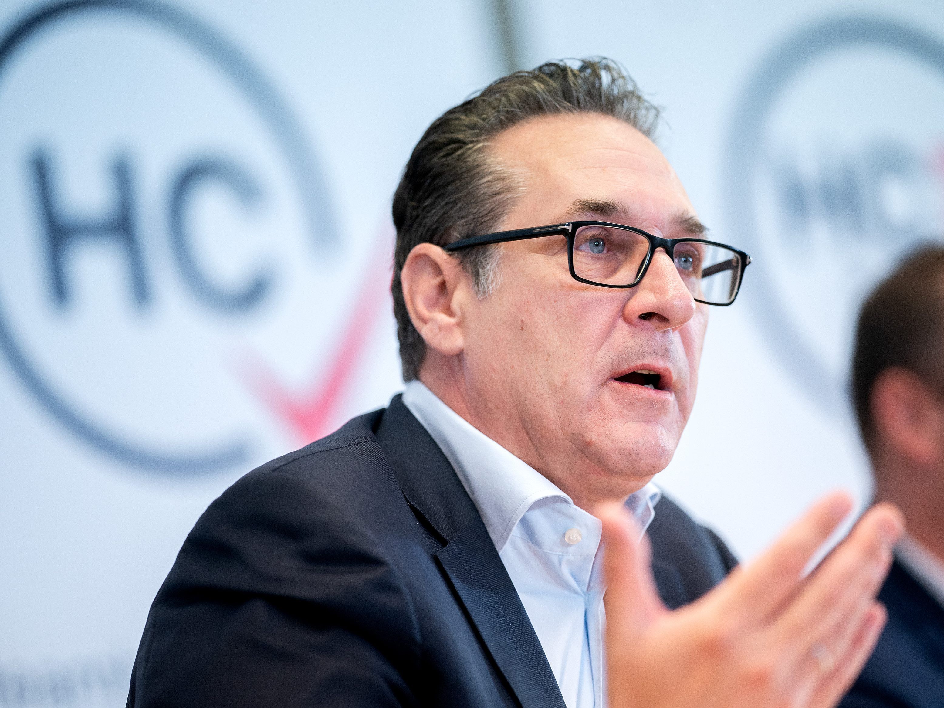 Das "Spiel" rund um die Aufnahme nehme laut Strache nehme "groteske Züge" an. Das "Spiel" rund um die Aufnahme nehme laut Strache nehme "groteske Züge" an.