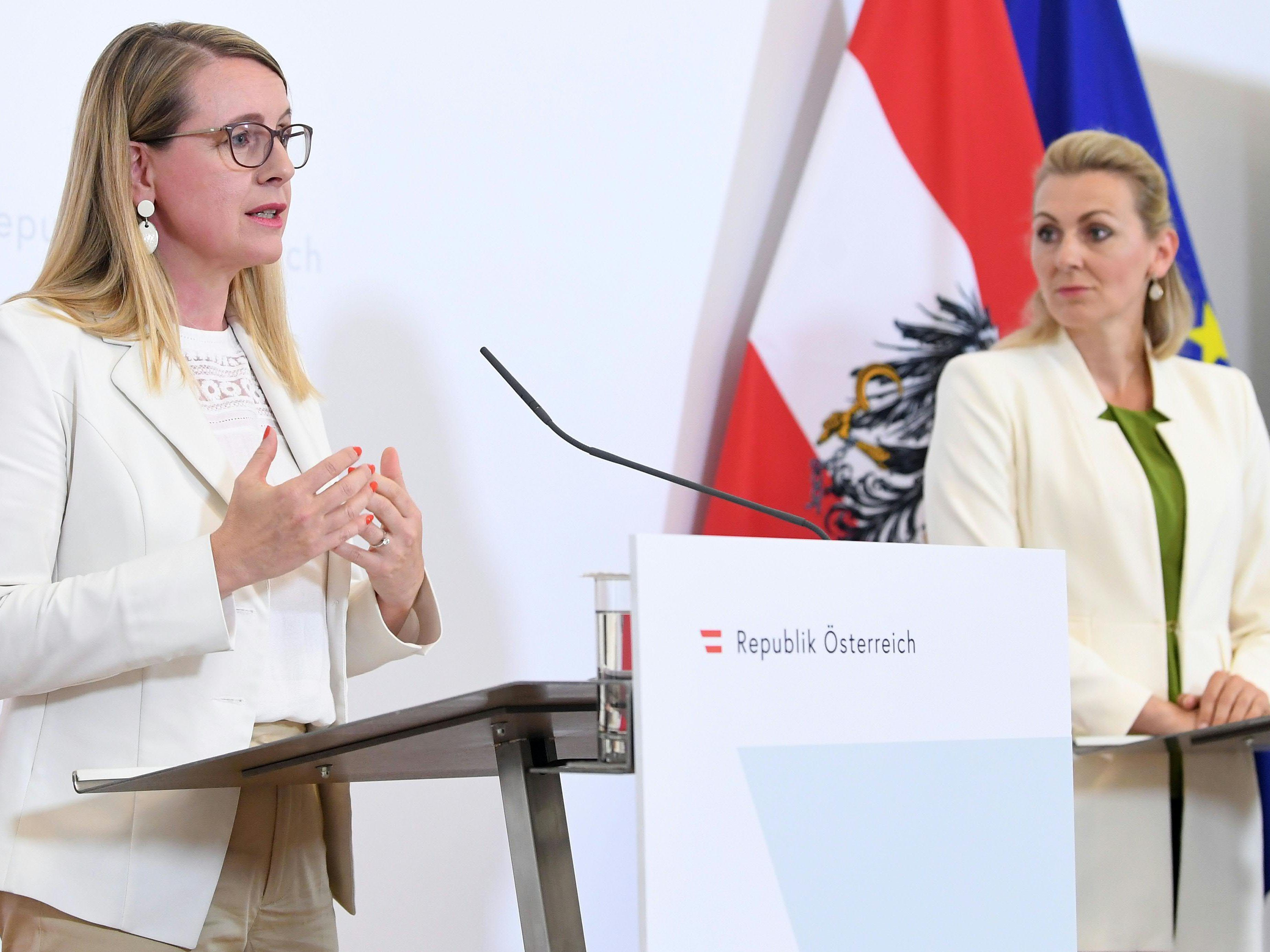 Die Ministerinnen Aschbacher und Schramböck erteilten dem Wunsch nach Arbeitszeitverkürzung eine klare Absage.
