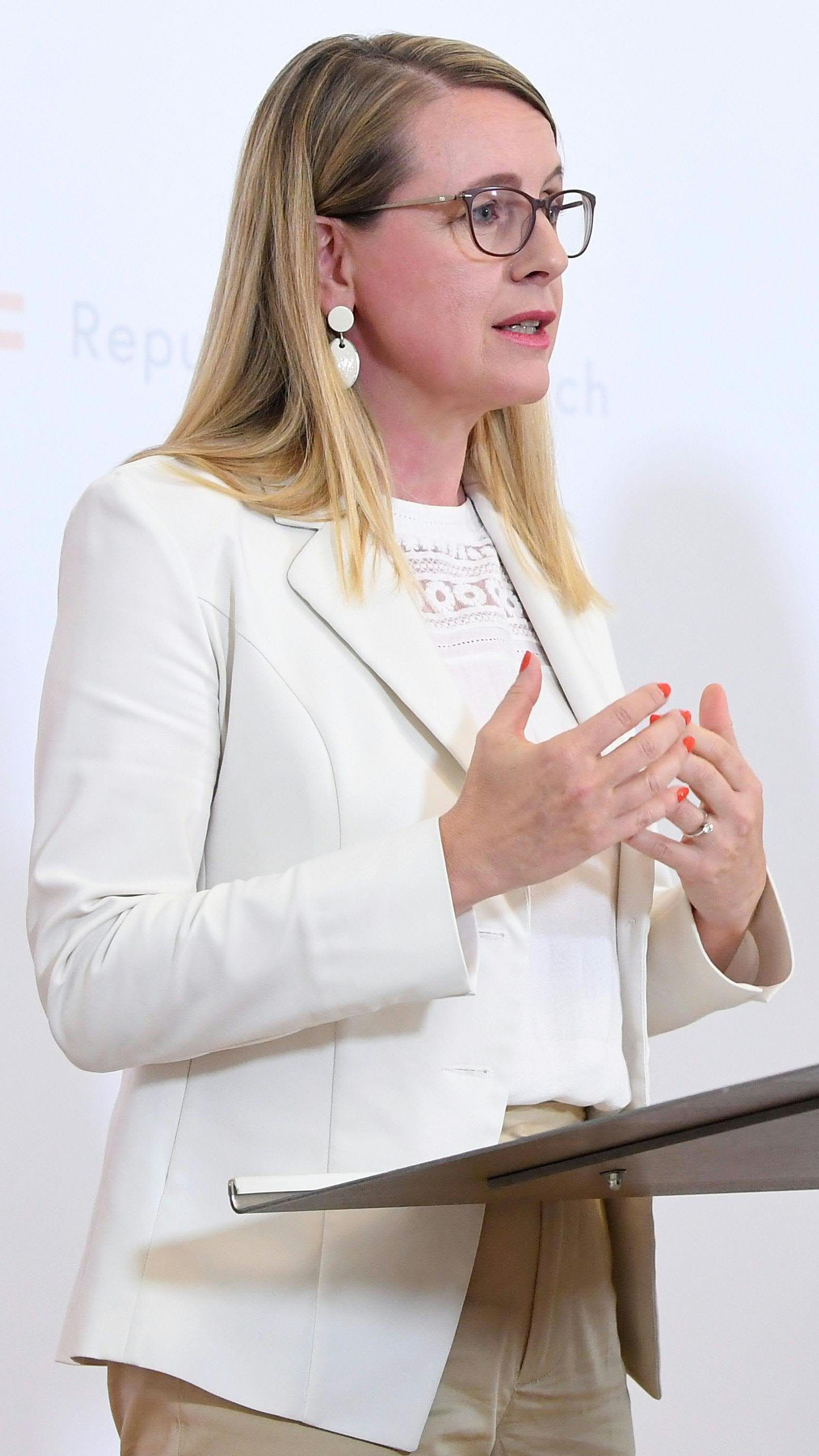 Die Ministerinnen Aschbacher und Schramböck erteilten dem Wunsch nach Arbeitszeitverkürzung eine klare Absage.