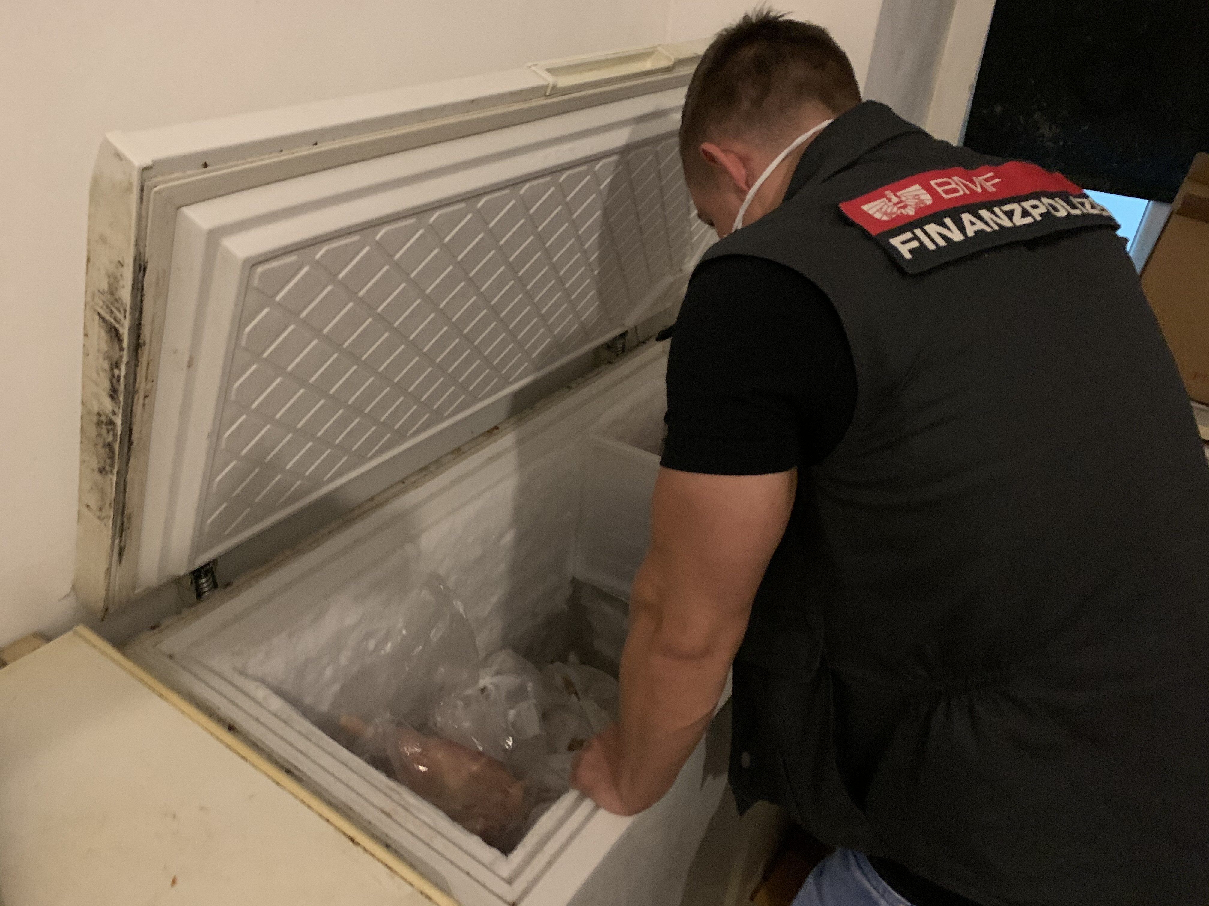 Die Finanzpolizei durchsuchte eine Wohnung in Landstraße - und fand verheerende Zustände vor Die Finanzpolizei durchsuchte eine Wohnung in Landstraße - und fand verheerende Zustände vor