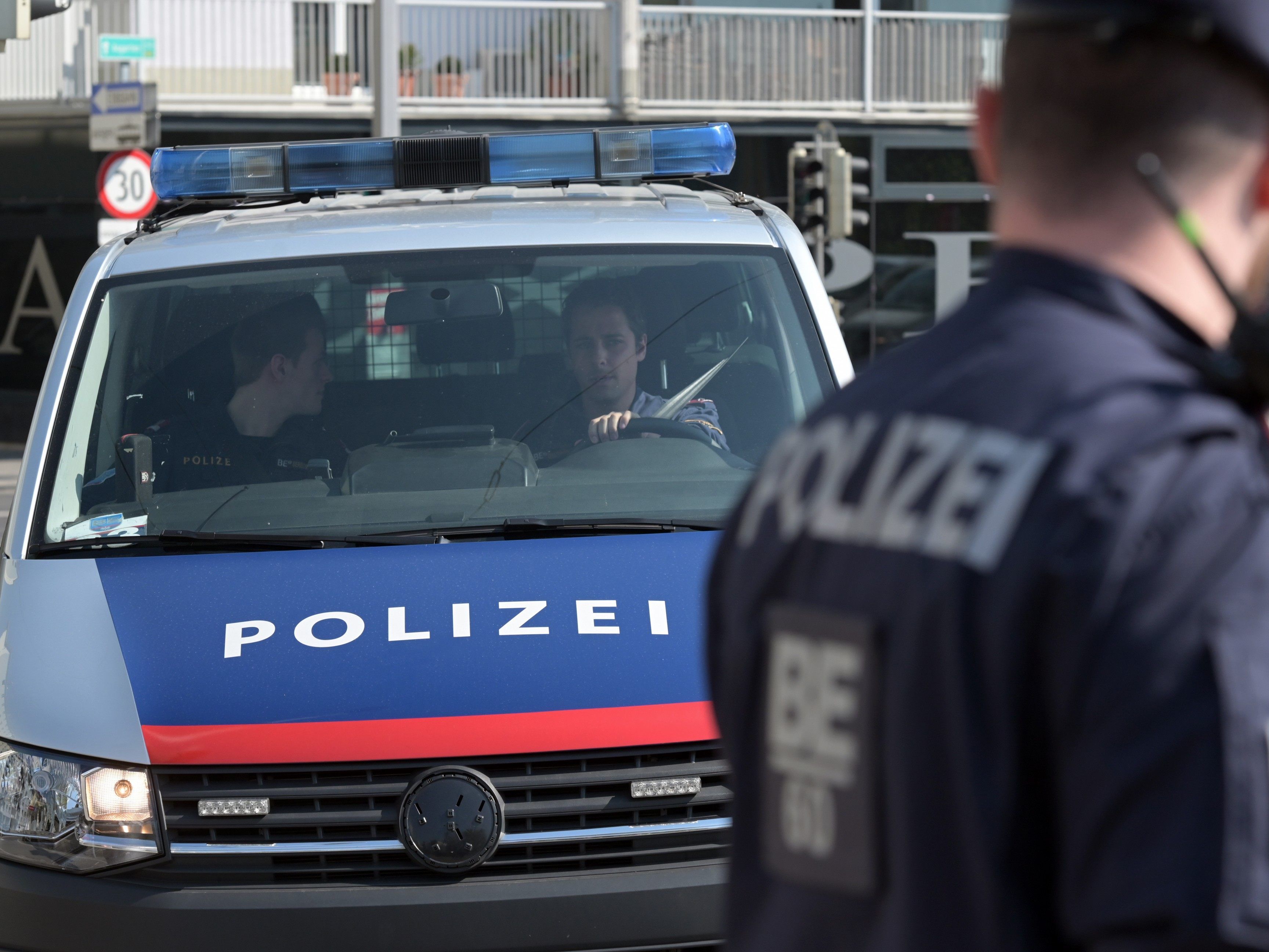 Die Polizisten nahmen den aggressiven Pkw-Einbrecher fest. Die Polizisten nahmen den aggressiven Pkw-Einbrecher fest.