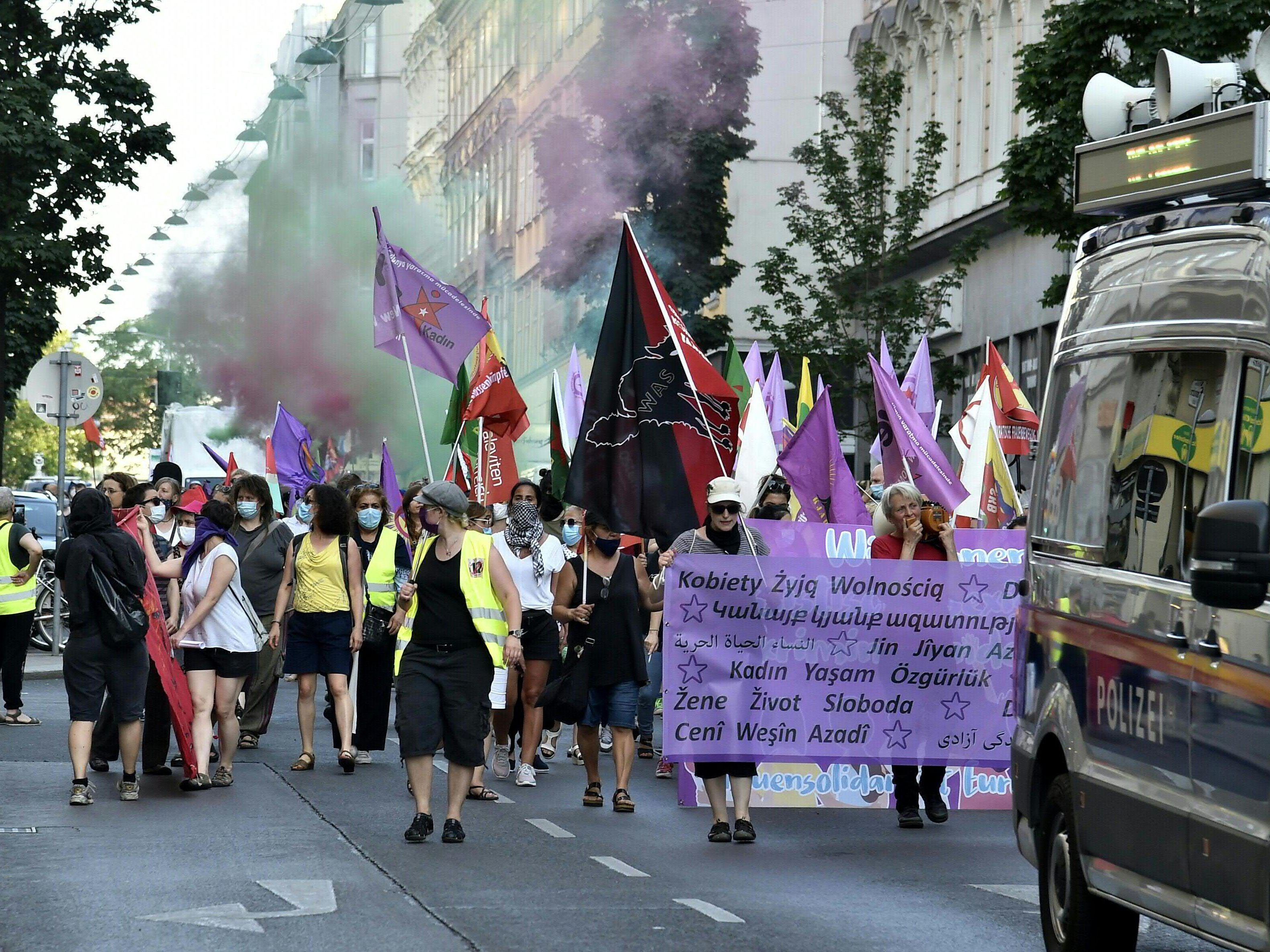 Die Demonstration wurde von mehreren hundert Polizeibeamten geschützt.