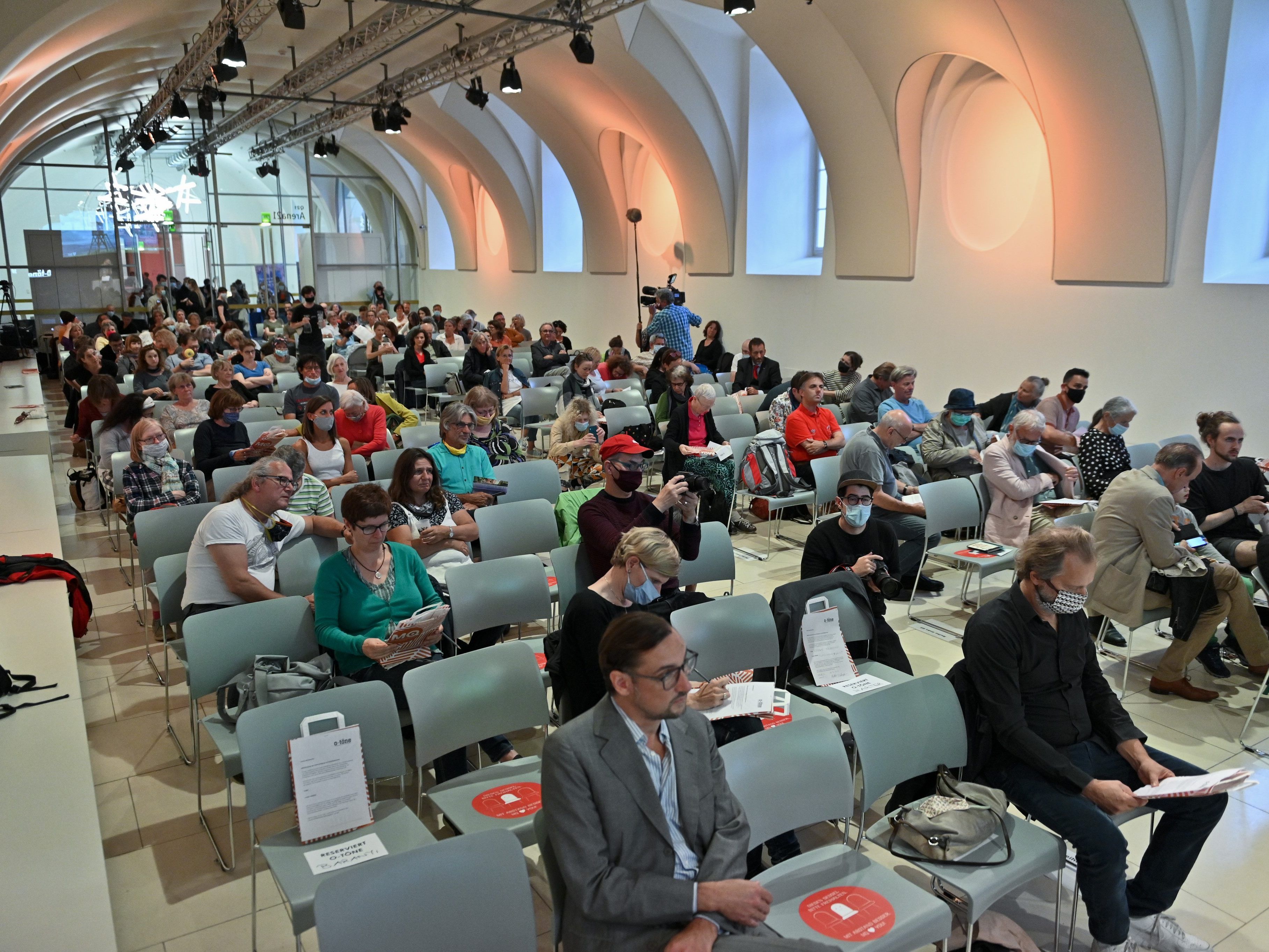 Vor Beginn des Literaturfestivals musste das Publikum Formulare ausfüllen.