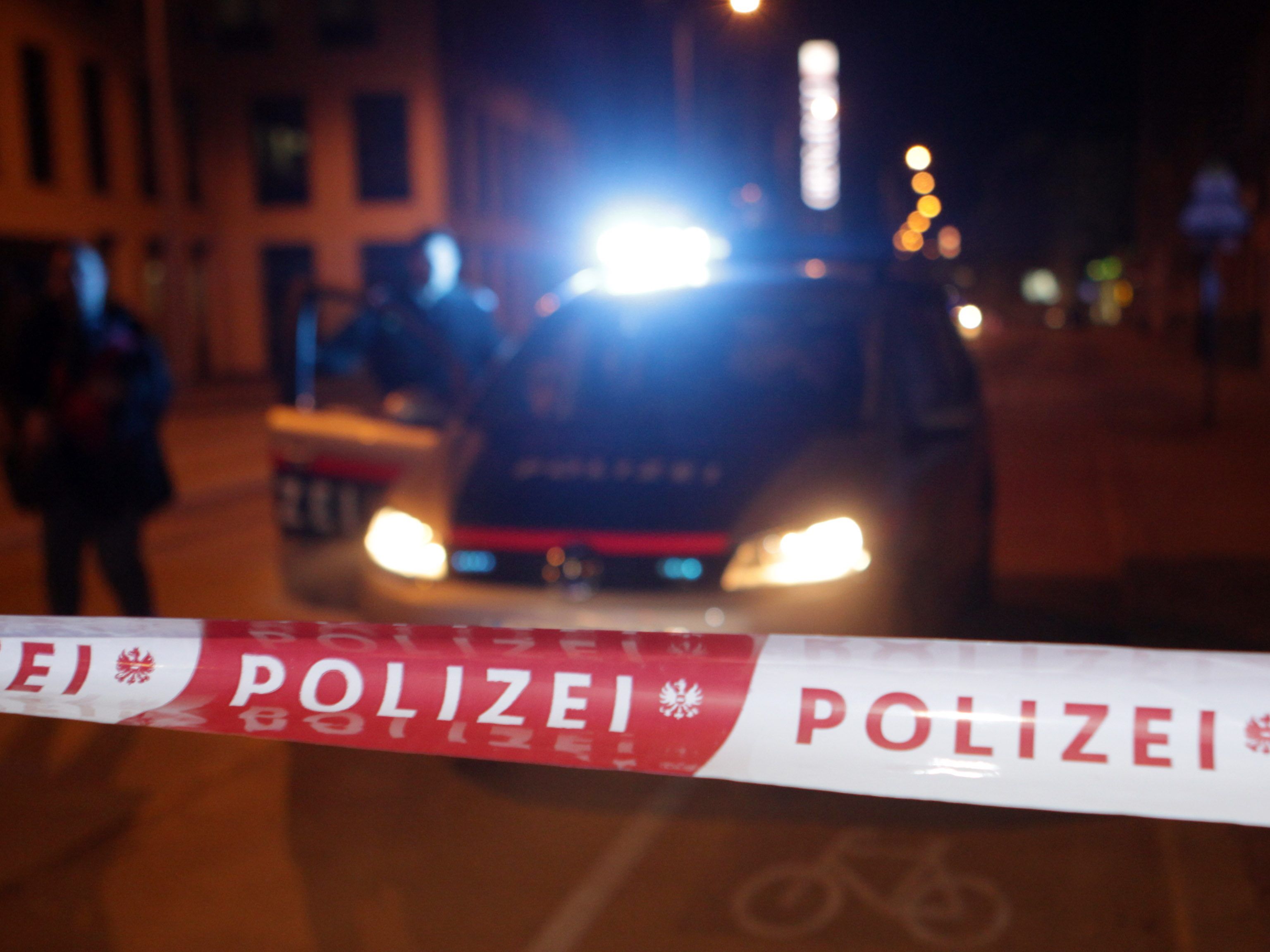Der Tatort in Gerasdorf bei Wien wurde großräumig abgesperrt. Der Tatort in Gerasdorf bei Wien wurde großräumig abgesperrt.