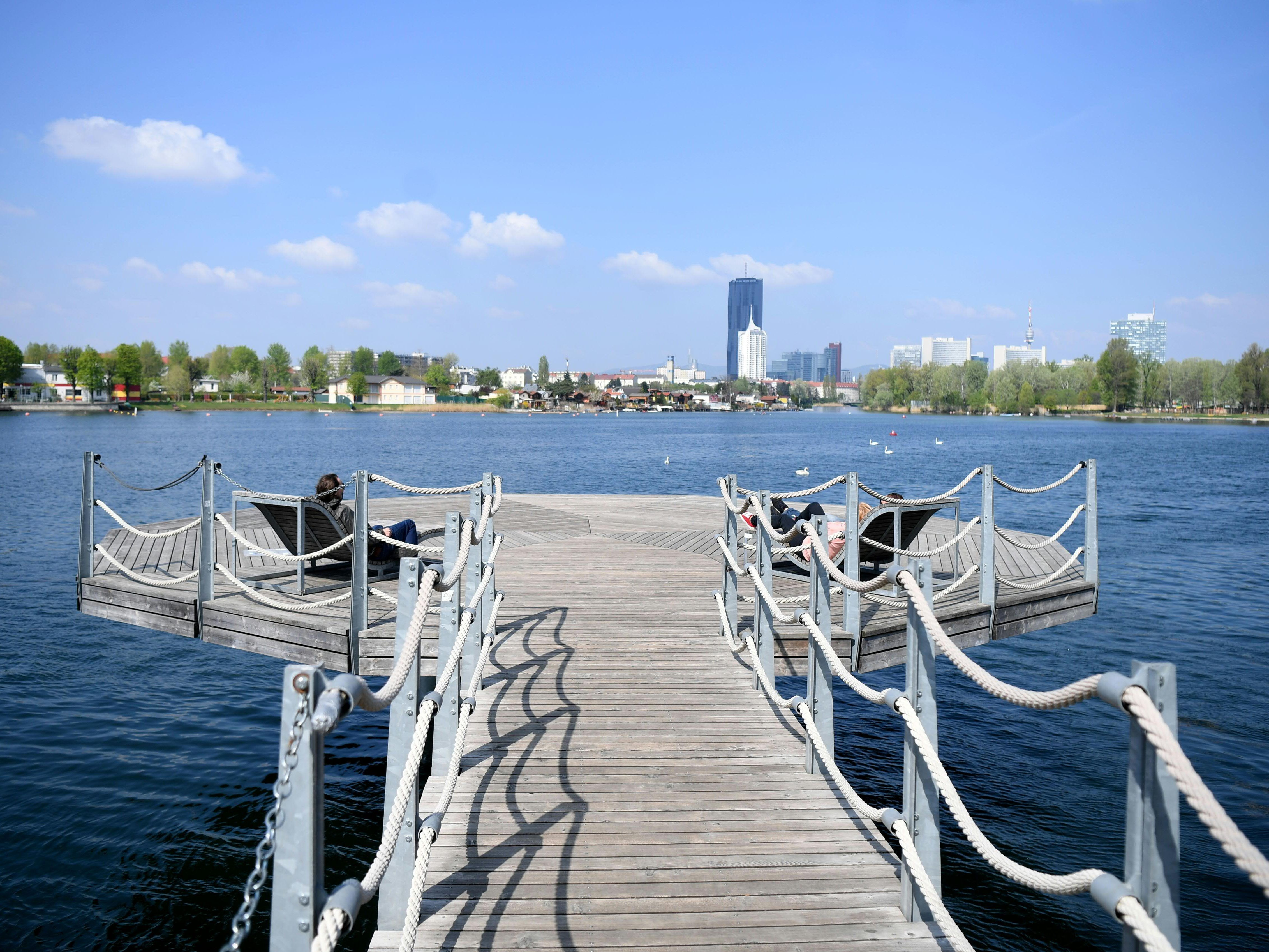 Ersthelfer brachten etwa 50-Jährige aus Alter Donau an Land. Ersthelfer brachten etwa 50-Jährige aus Alter Donau an Land.