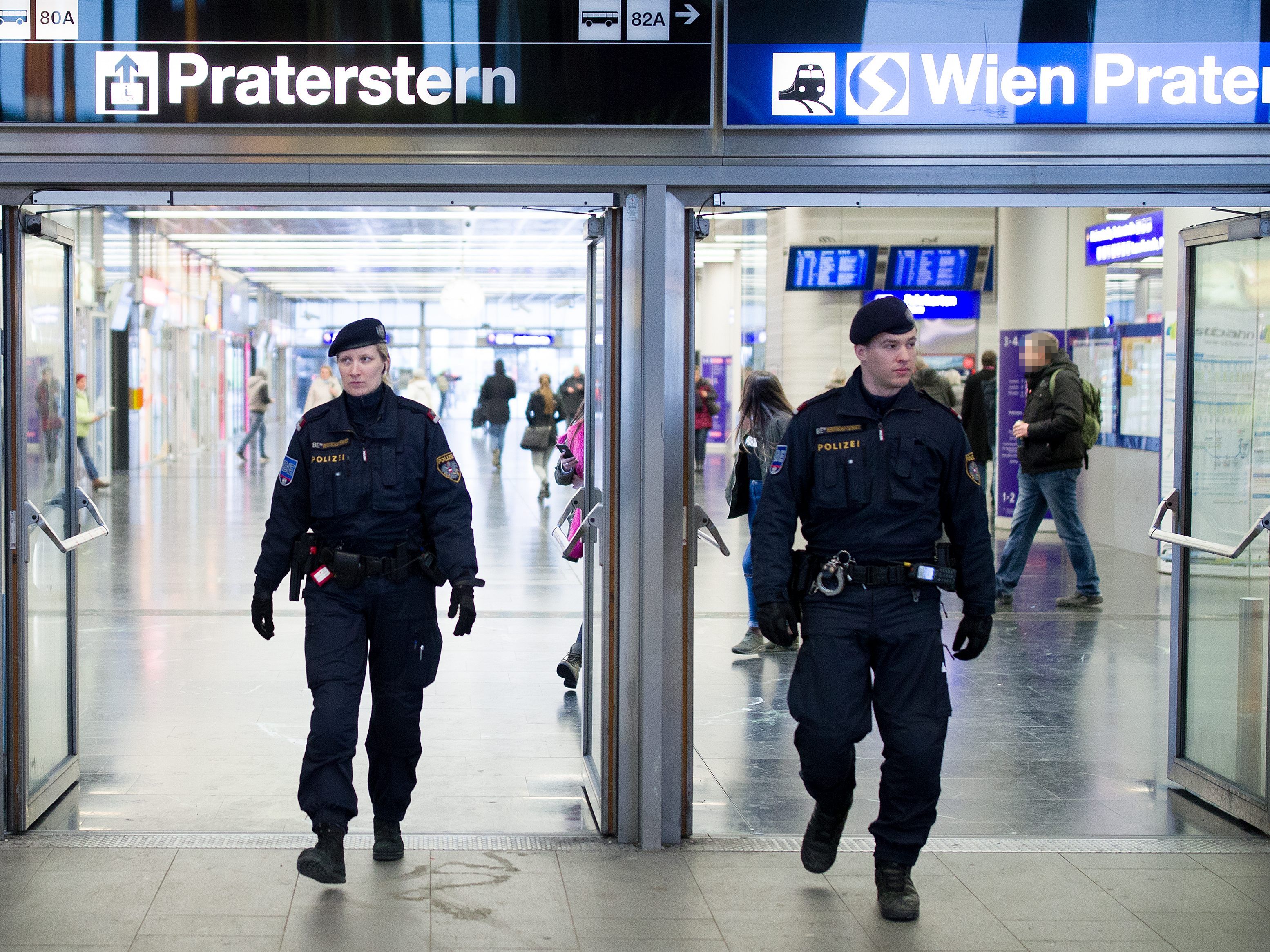 Die Polizei nahm einen 22-Jährigen wegen sexueller Belästigung fest. Die Polizei nahm einen 22-Jährigen wegen sexueller Belästigung fest.