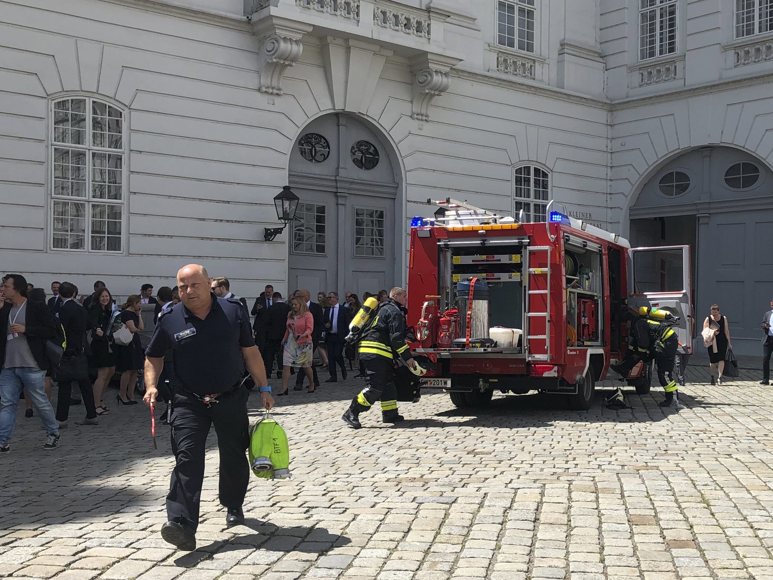 Abgeordnete und Mitarbeiter verließen wegen eines Feuers das Ersatzquartier in der Hofburg Abgeordnete und Mitarbeiter verließen wegen eines Feuers das Ersatzquartier in der Hofburg