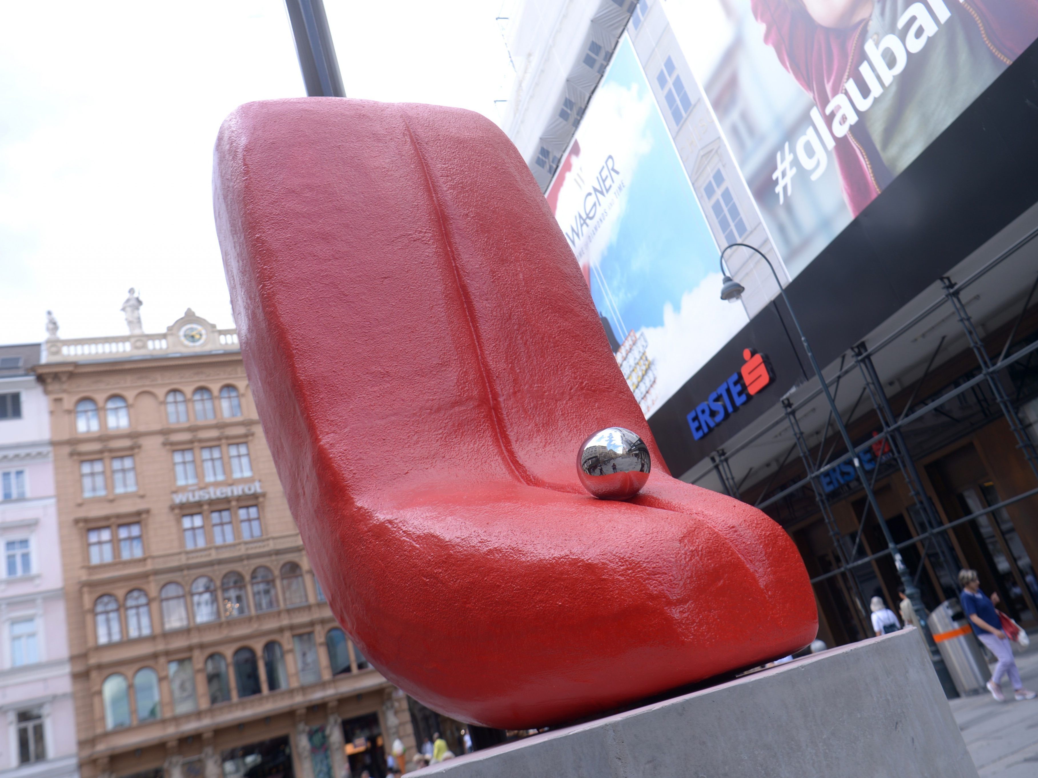Alu-Skulptur "Slip of the Tongue" bis November am Wiener Graben zu sehen Alu-Skulptur "Slip of the Tongue" bis November am Wiener Graben zu sehen