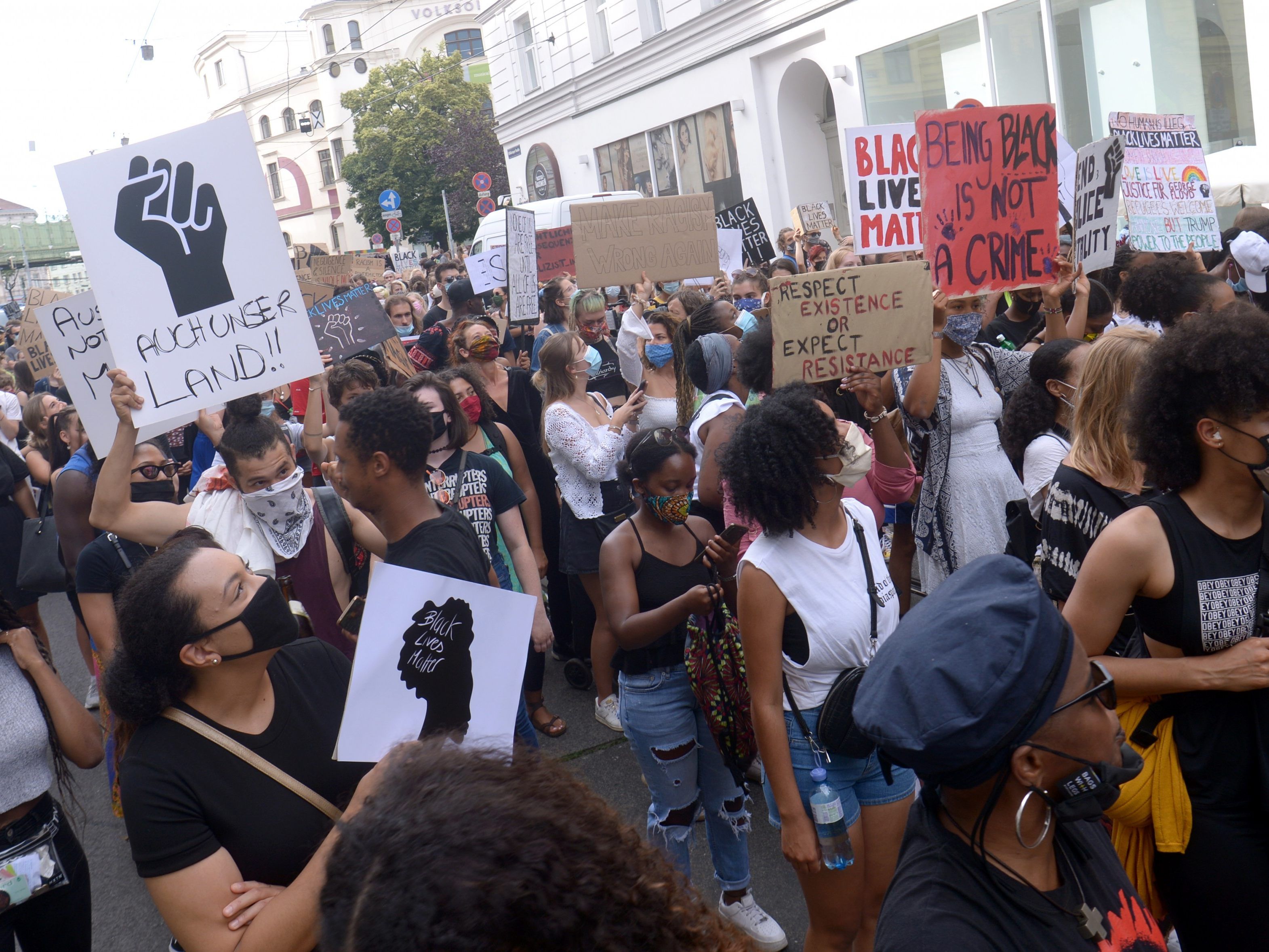 Am Donnerstag versammelte sich eine Anti-Rassismus-Demo vor der Wiener Volksoper.