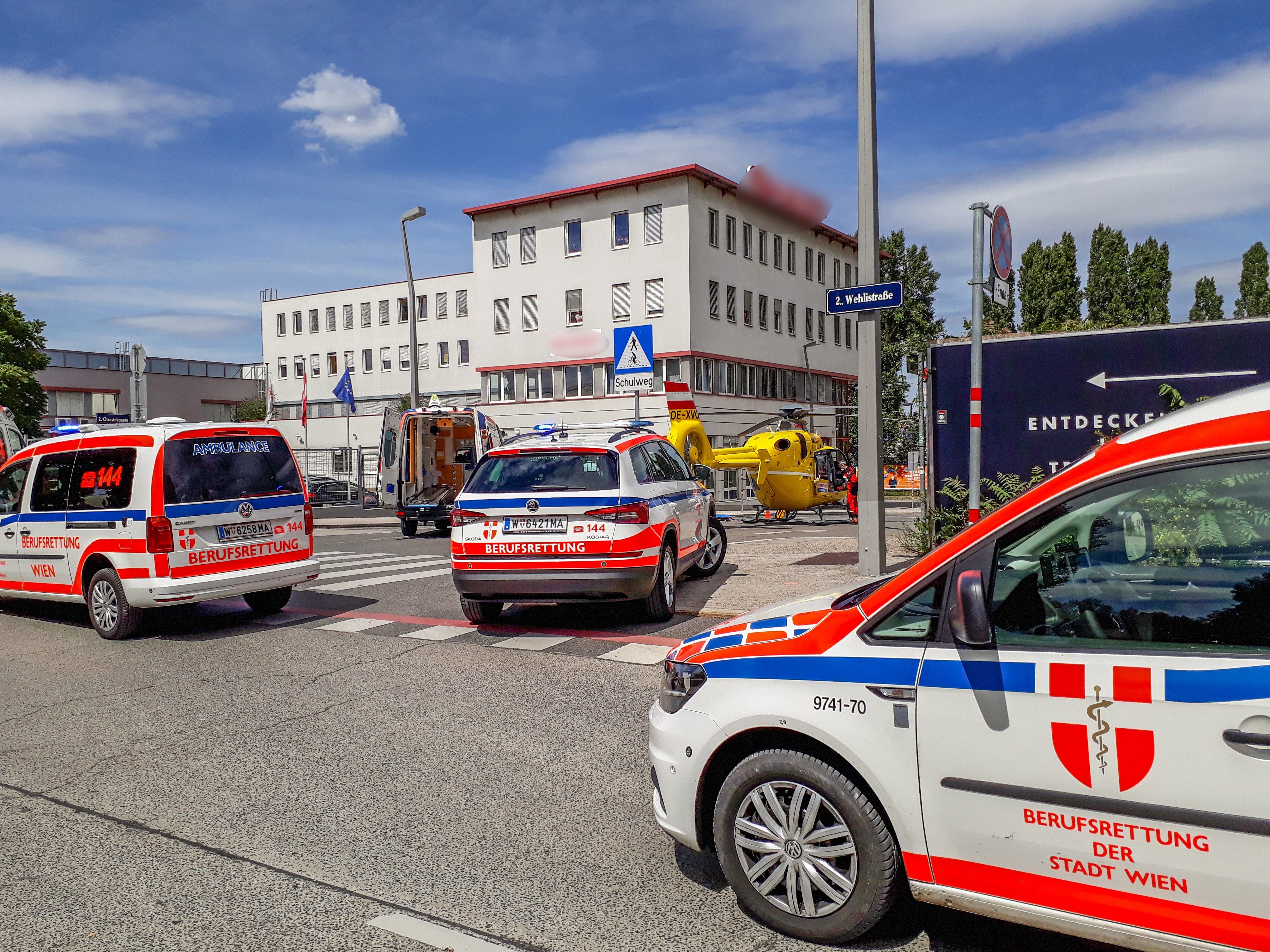 Ein 35-Jähriger wurde bei dem Arbeitsunfall schwer verletzt. Ein 35-Jähriger wurde bei dem Arbeitsunfall schwer verletzt.