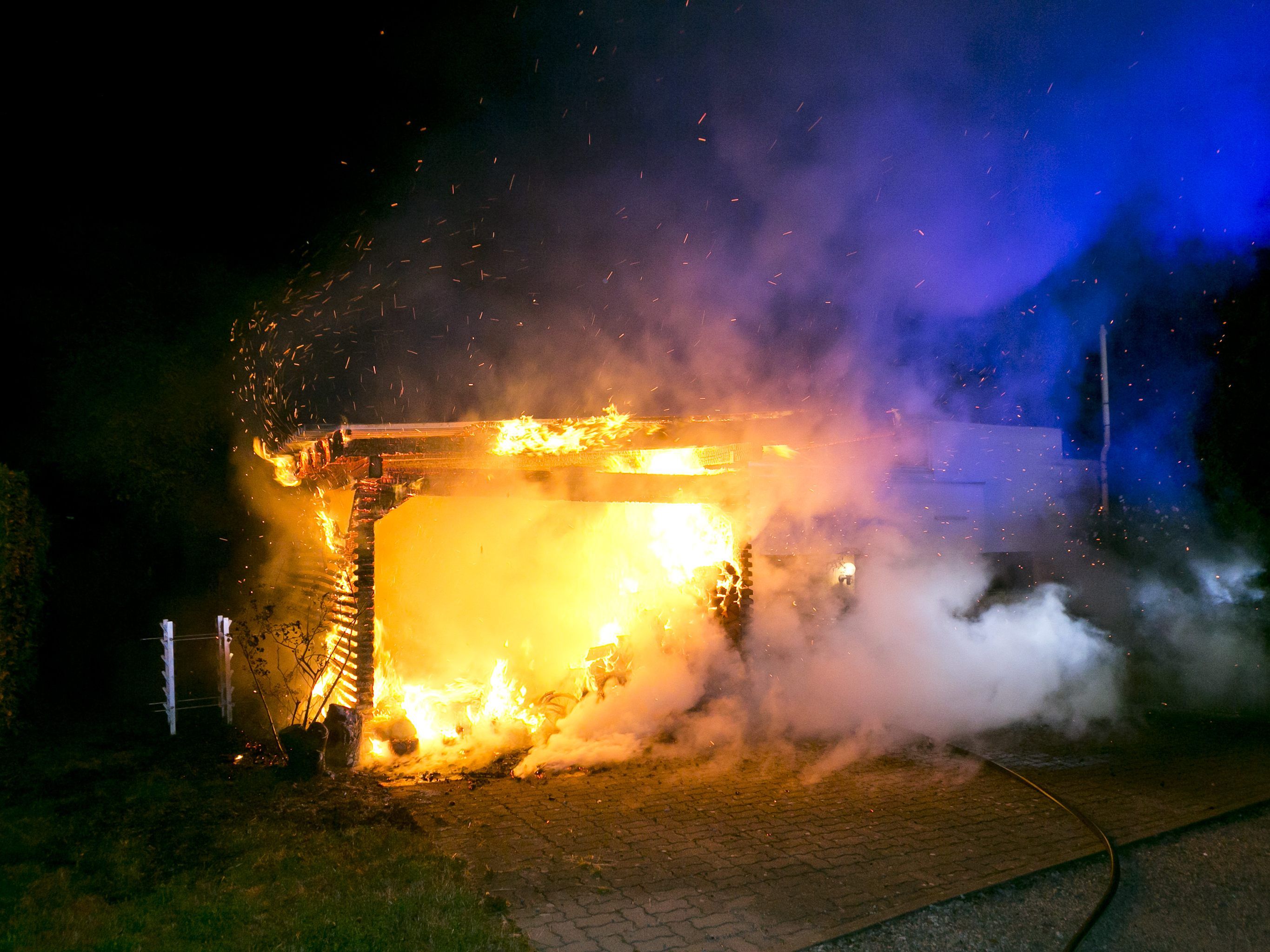 Das Carport stand in Vollbrand.