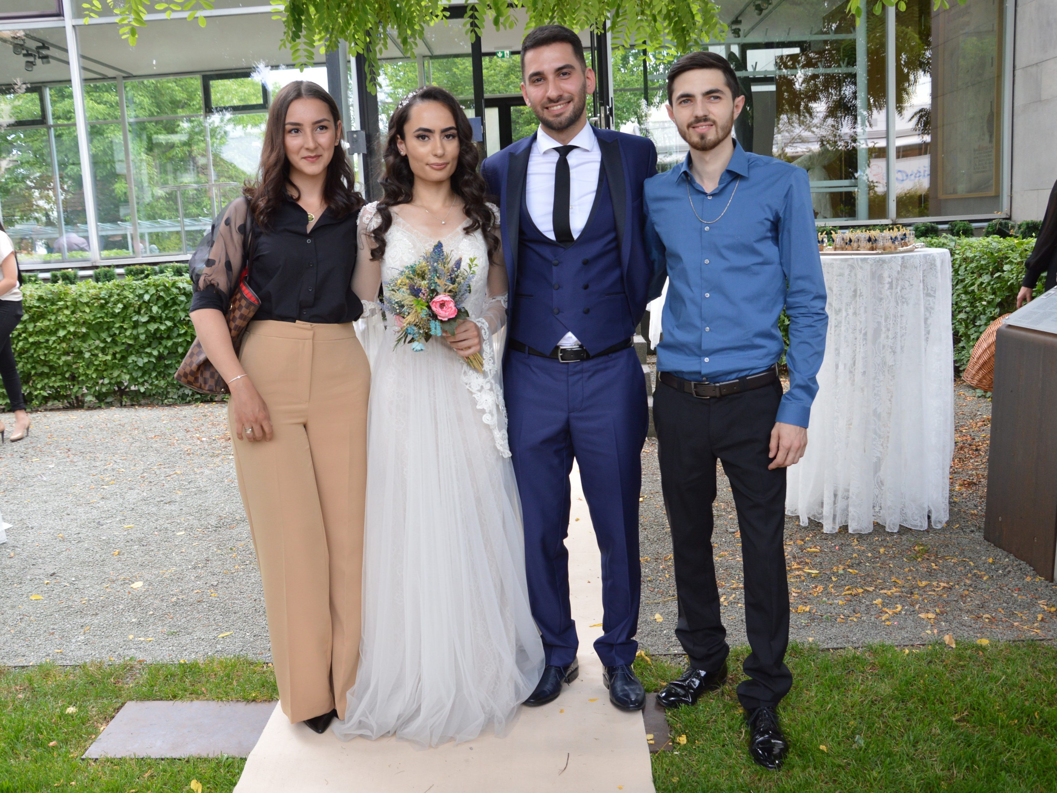 Raziye Topucar und Mehmet Isikli haben geheiratet. Raziye Topucar und Mehmet Isikli haben geheiratet.
