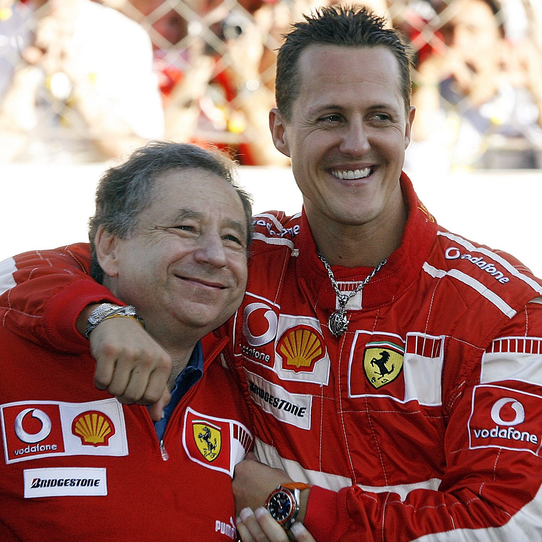 Archivbild 2006: Michael Schumacher umarmt seinen Boss bei Ferrari, Jean Todt.