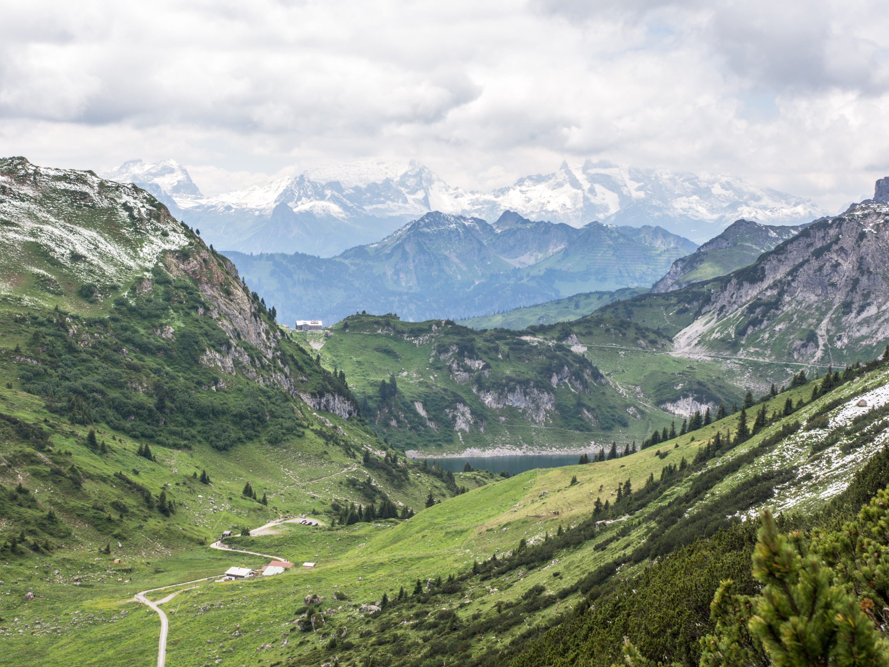 Die Milch auf der Freiburger Hütte (Bildmitte) kommt von der Formarinalpe (links vorne) in unmittelbarer Nähe. © Vorarlberg Tourismus / Helmut Düringer